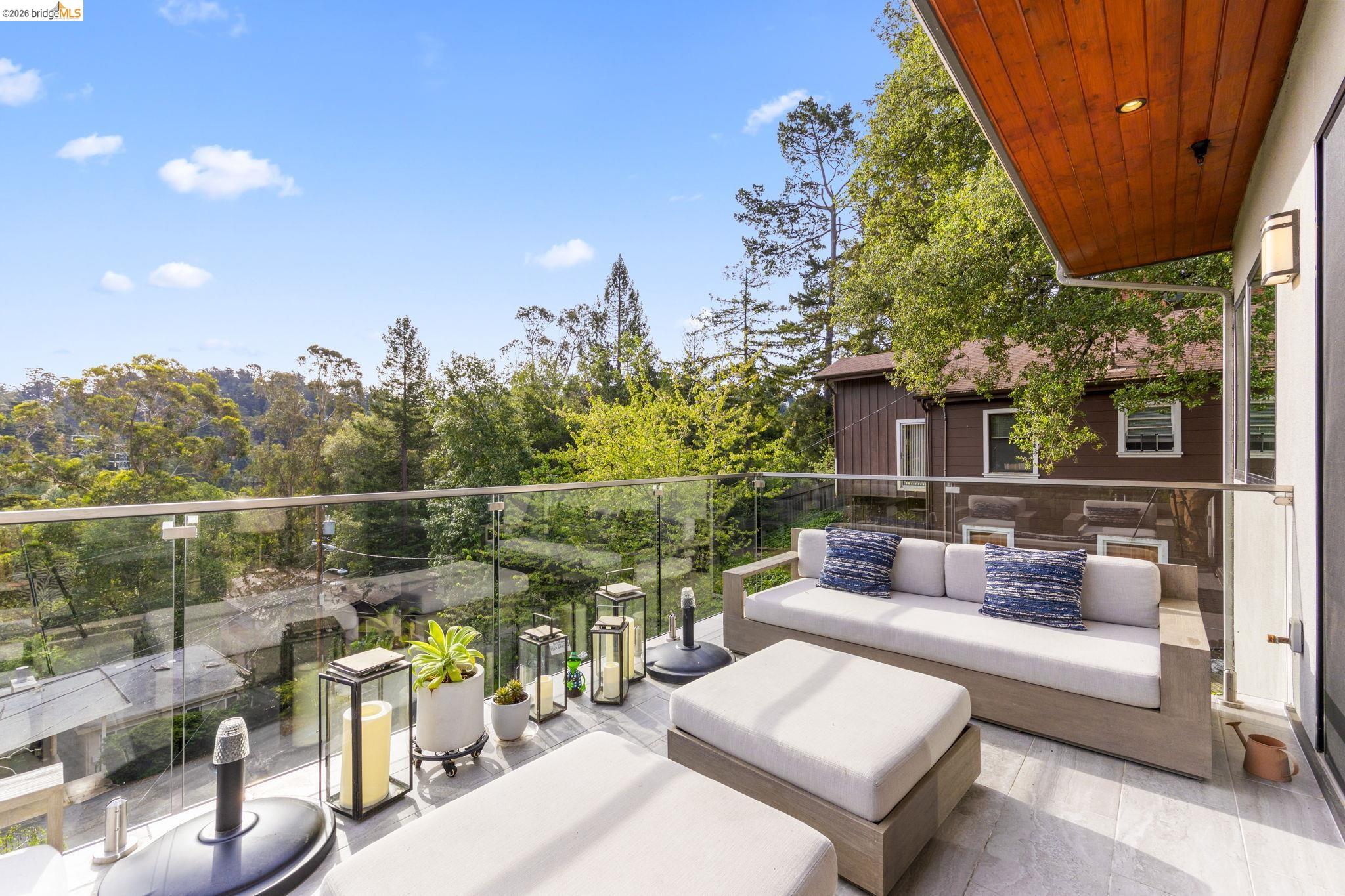 Detail Gallery Image 18 of 48 For 45 Homeglen Ln, Oakland,  CA 94611 - 3 Beds | 2/1 Baths