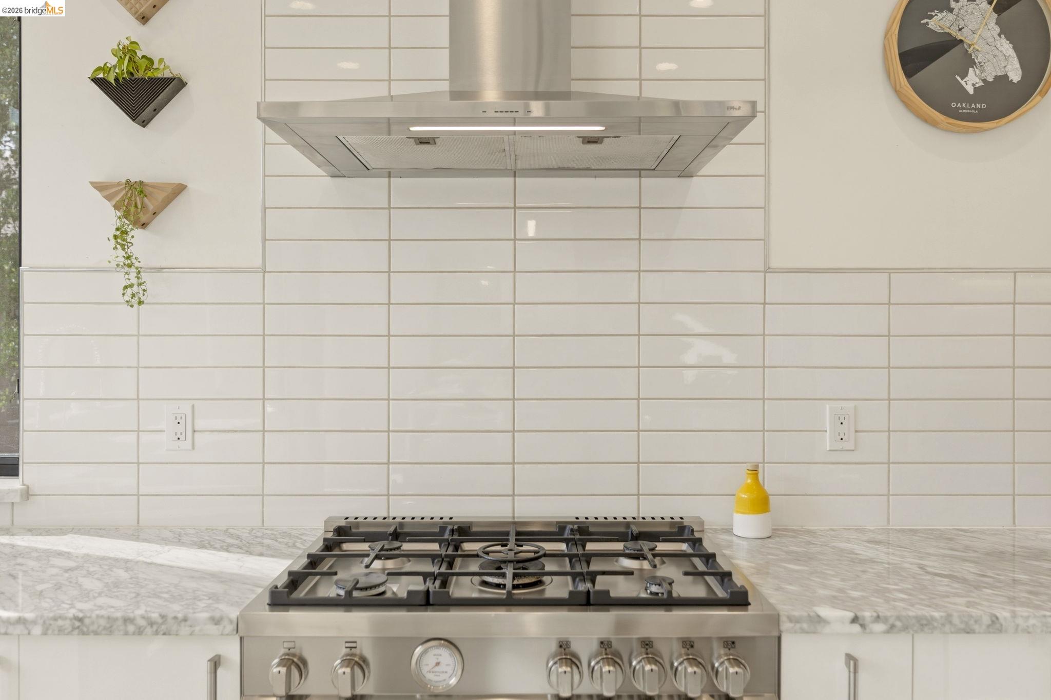 Detail Gallery Image 21 of 48 For 45 Homeglen Ln, Oakland,  CA 94611 - 3 Beds | 2/1 Baths