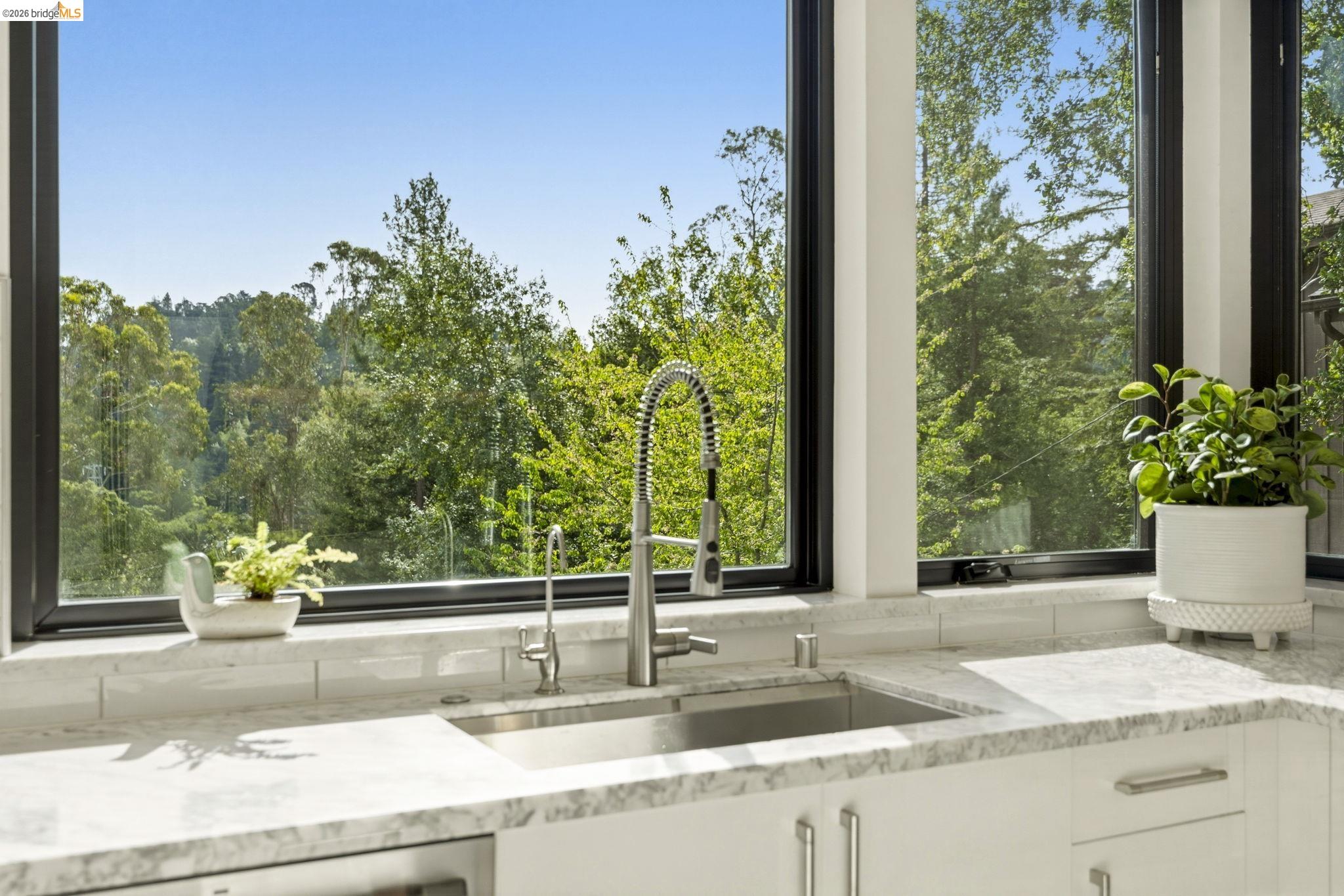 Detail Gallery Image 23 of 48 For 45 Homeglen Ln, Oakland,  CA 94611 - 3 Beds | 2/1 Baths