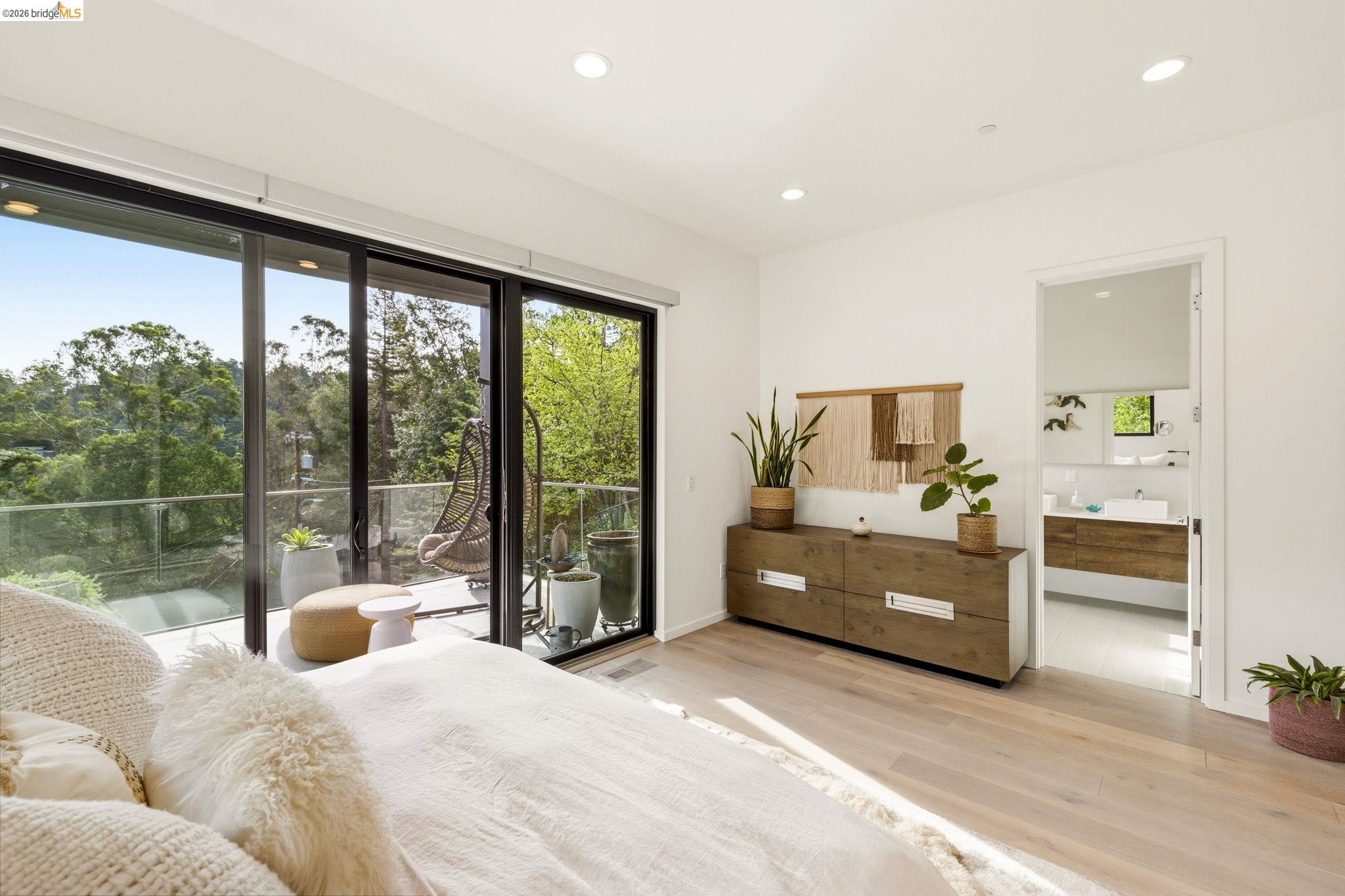 Detail Gallery Image 29 of 48 For 45 Homeglen Ln, Oakland,  CA 94611 - 3 Beds | 2/1 Baths