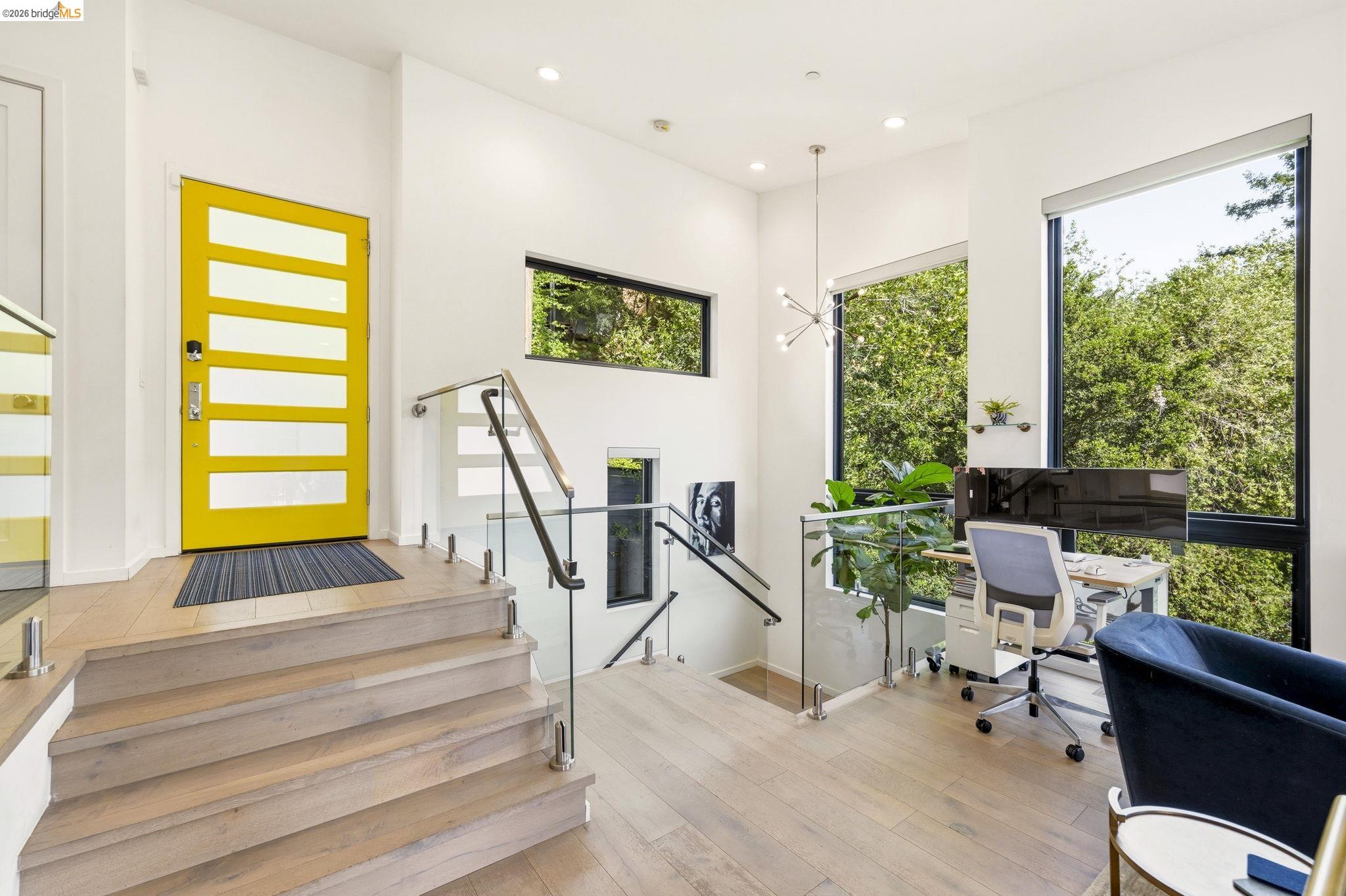 Detail Gallery Image 4 of 48 For 45 Homeglen Ln, Oakland,  CA 94611 - 3 Beds | 2/1 Baths