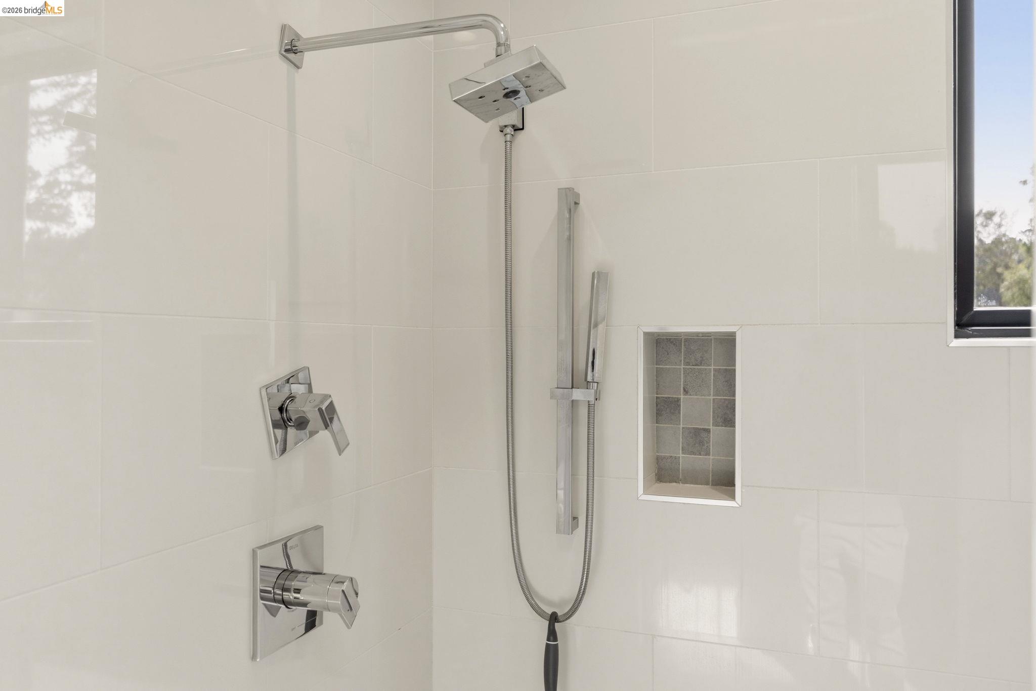 Detail Gallery Image 34 of 48 For 45 Homeglen Ln, Oakland,  CA 94611 - 3 Beds | 2/1 Baths