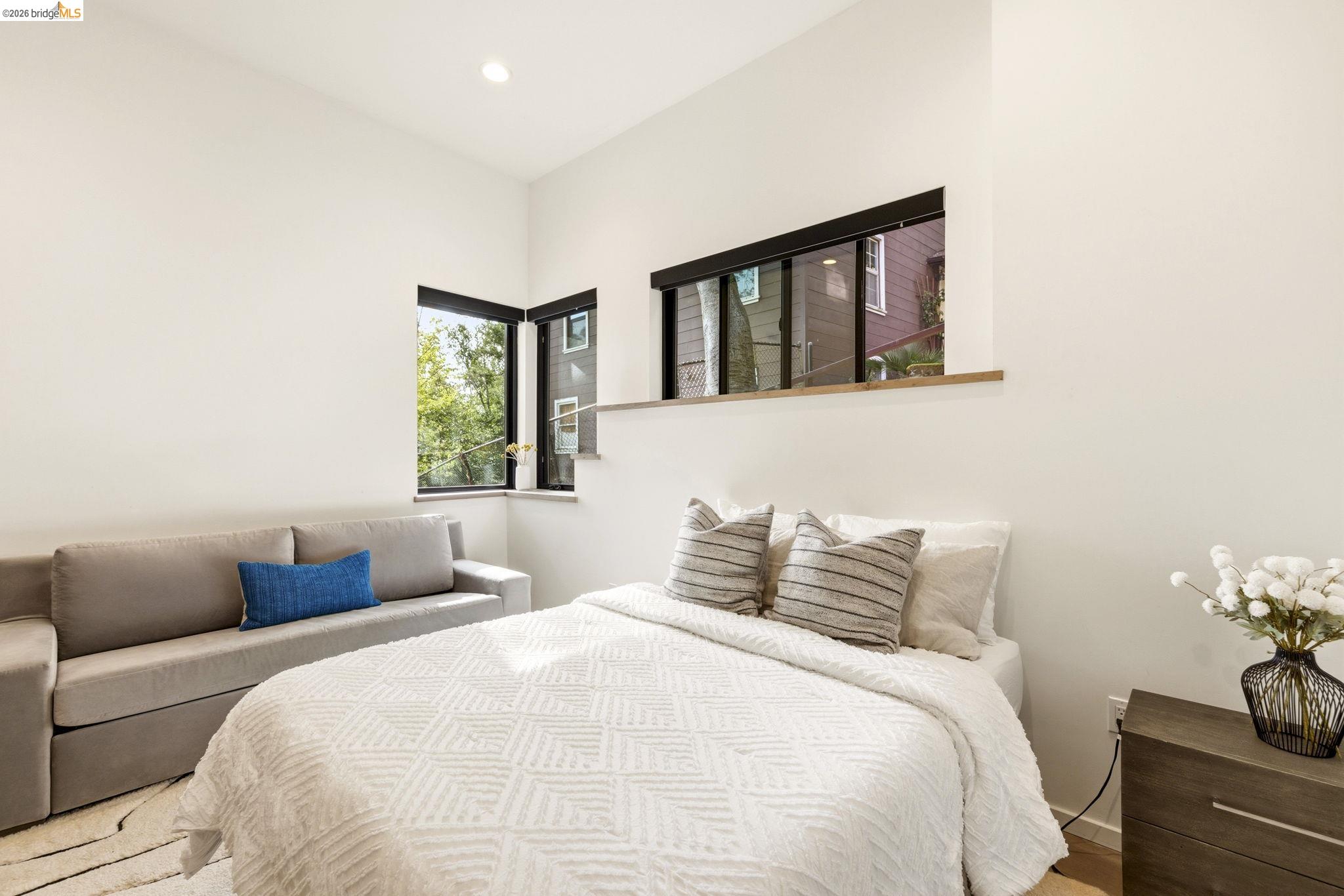 Detail Gallery Image 36 of 48 For 45 Homeglen Ln, Oakland,  CA 94611 - 3 Beds | 2/1 Baths