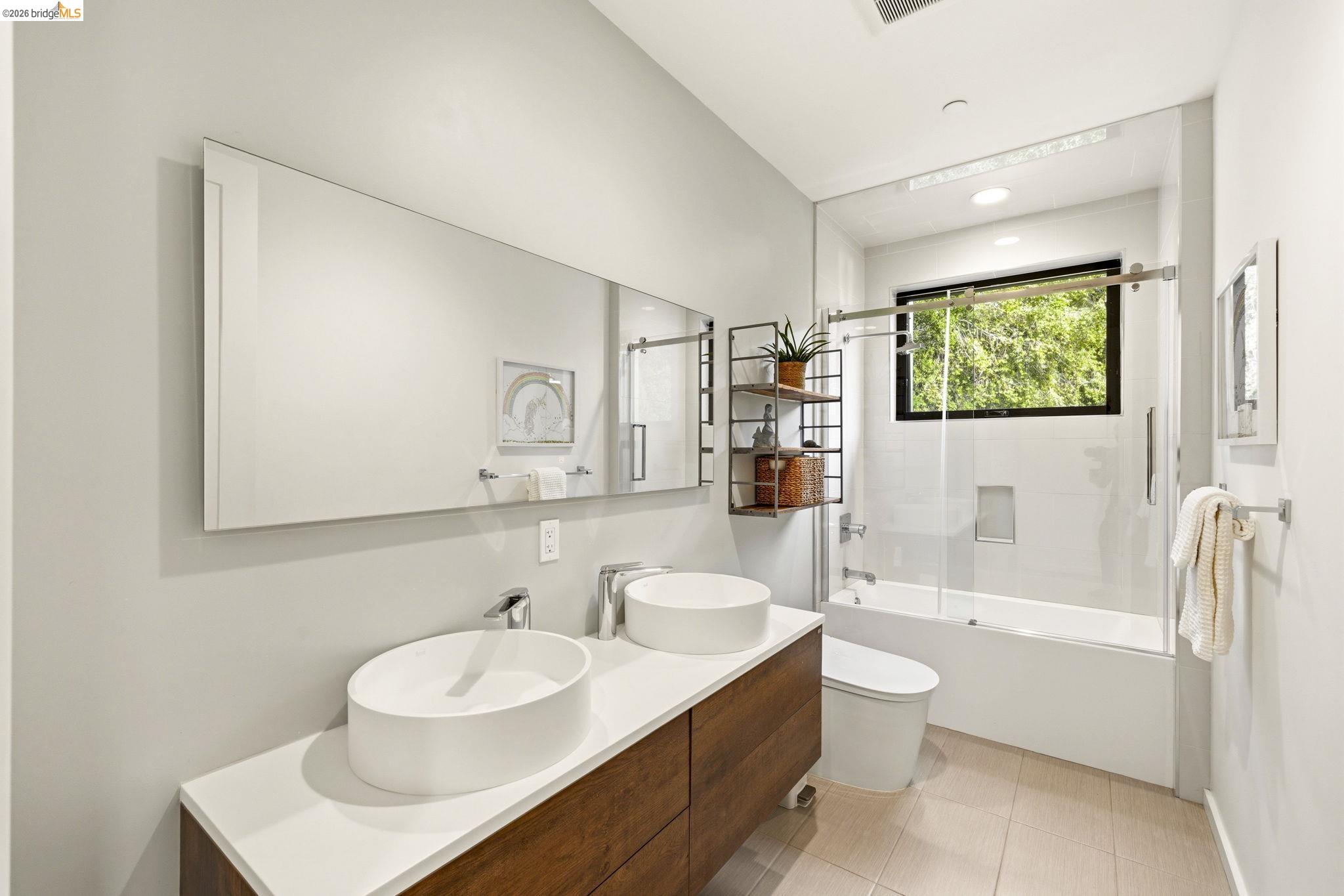 Detail Gallery Image 38 of 48 For 45 Homeglen Ln, Oakland,  CA 94611 - 3 Beds | 2/1 Baths