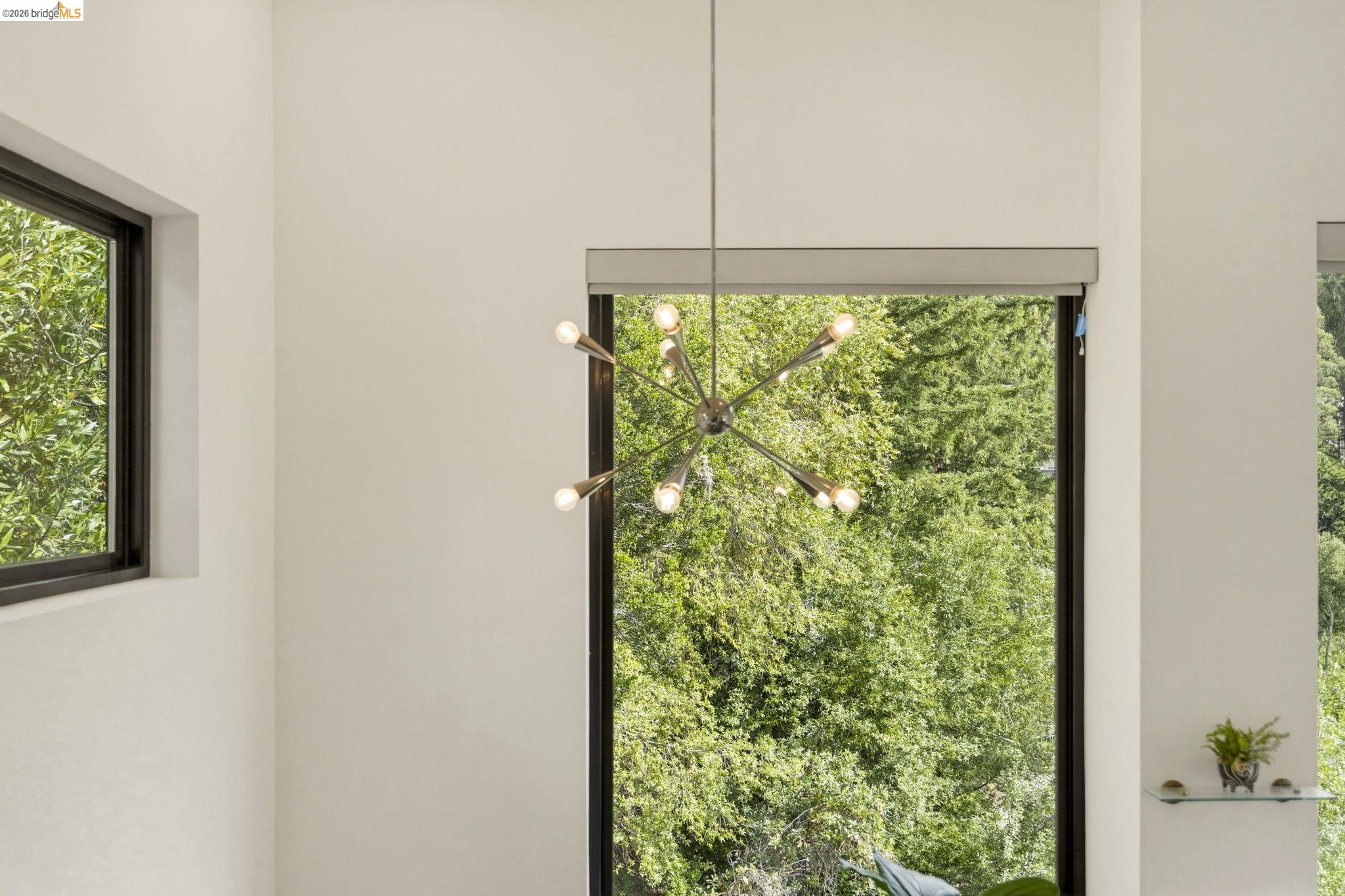 Detail Gallery Image 5 of 48 For 45 Homeglen Ln, Oakland,  CA 94611 - 3 Beds | 2/1 Baths