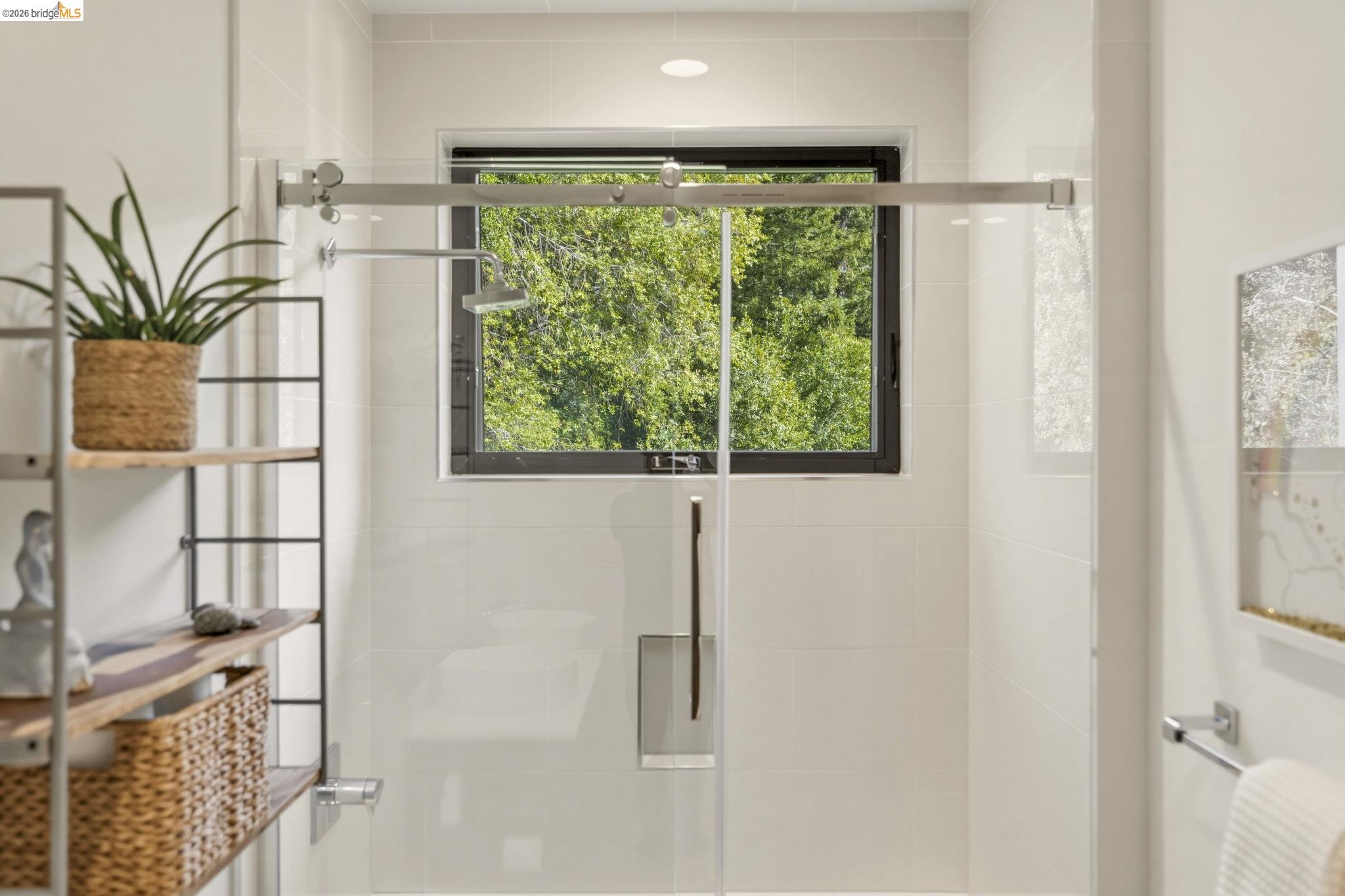 Detail Gallery Image 40 of 48 For 45 Homeglen Ln, Oakland,  CA 94611 - 3 Beds | 2/1 Baths