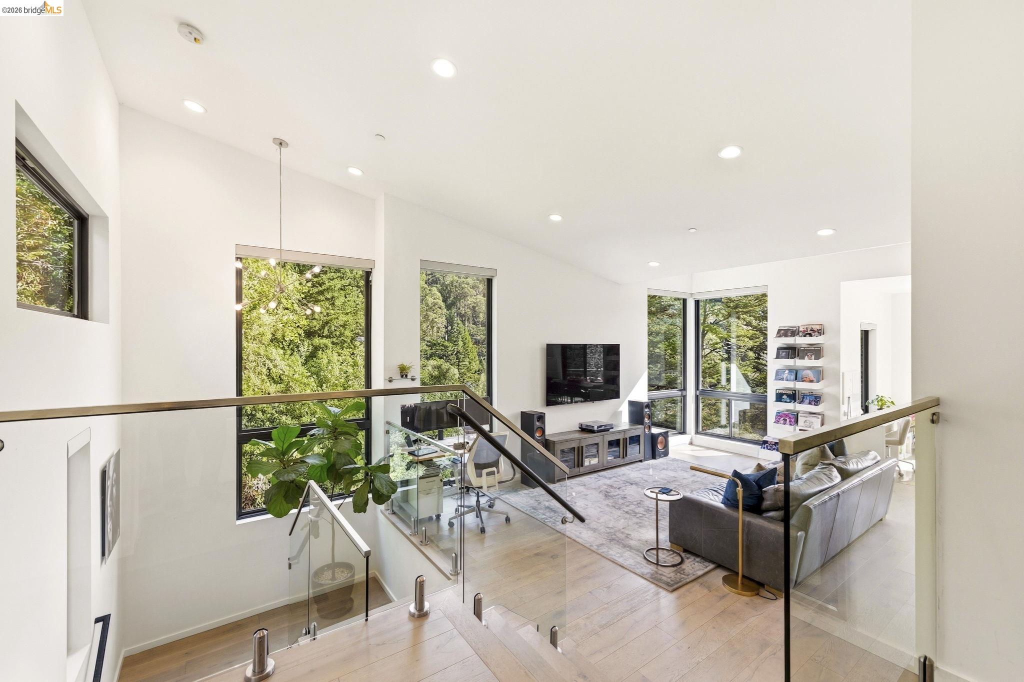 Detail Gallery Image 6 of 48 For 45 Homeglen Ln, Oakland,  CA 94611 - 3 Beds | 2/1 Baths