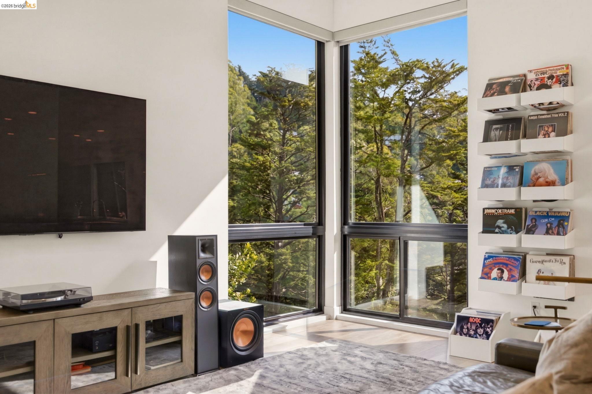 Detail Gallery Image 8 of 48 For 45 Homeglen Ln, Oakland,  CA 94611 - 3 Beds | 2/1 Baths