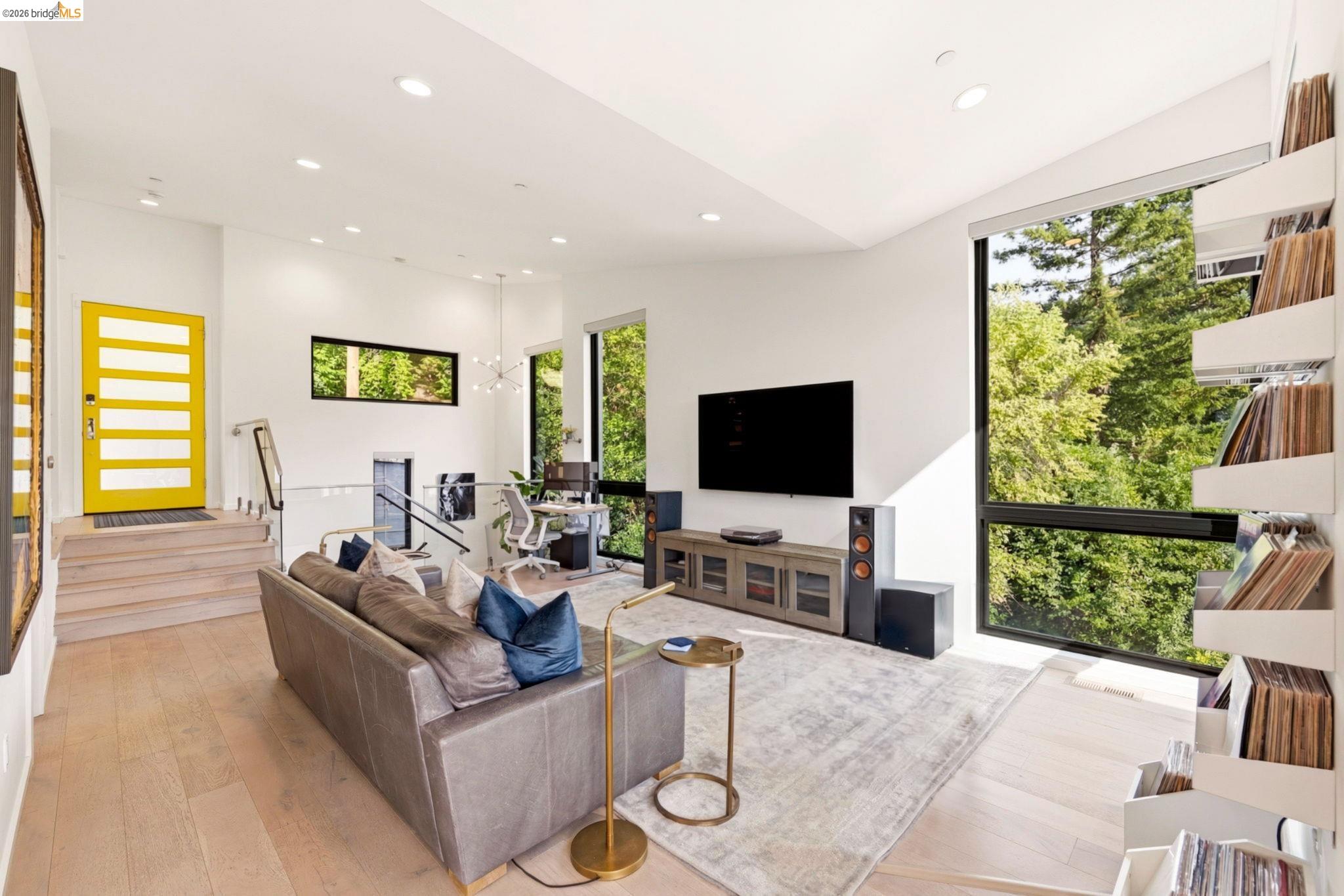 Detail Gallery Image 9 of 48 For 45 Homeglen Ln, Oakland,  CA 94611 - 3 Beds | 2/1 Baths