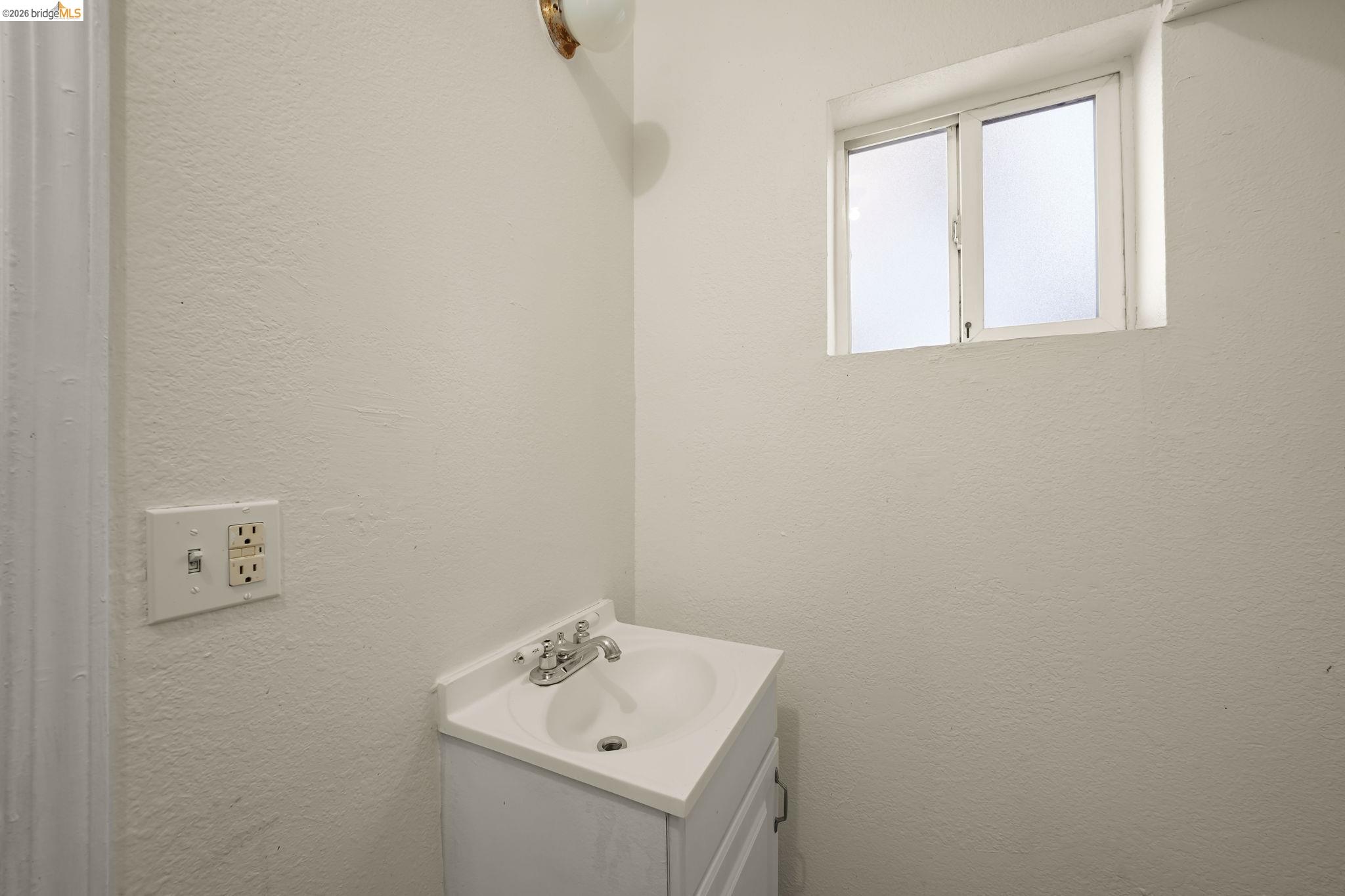 Detail Gallery Image 11 of 17 For 203 Bissell Ave #2,  Richmond,  CA 94801 - 4 Beds | 2 Baths