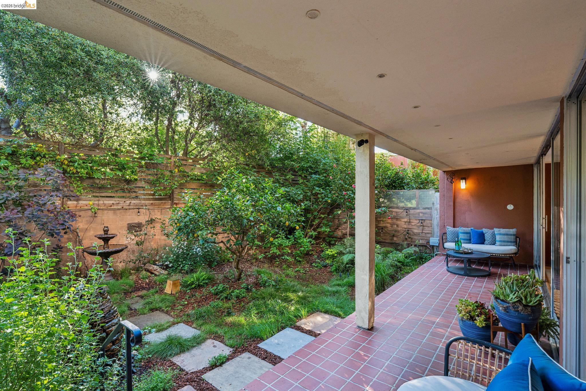 Detail Gallery Image 2 of 46 For 1515 Oxford St 1d,  Berkeley,  CA 94709 - 2 Beds | 2 Baths