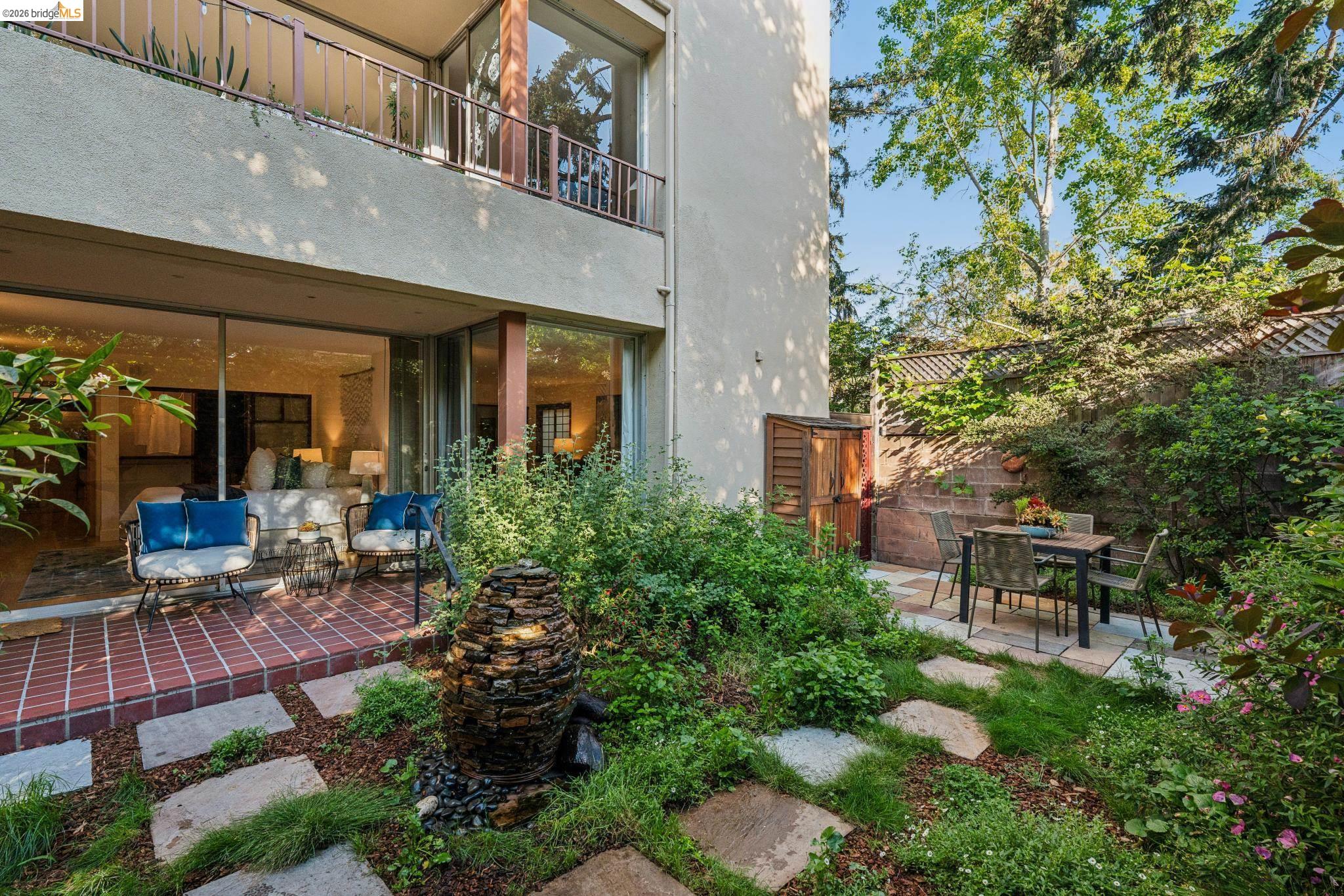 Detail Gallery Image 3 of 46 For 1515 Oxford St 1d,  Berkeley,  CA 94709 - 2 Beds | 2 Baths