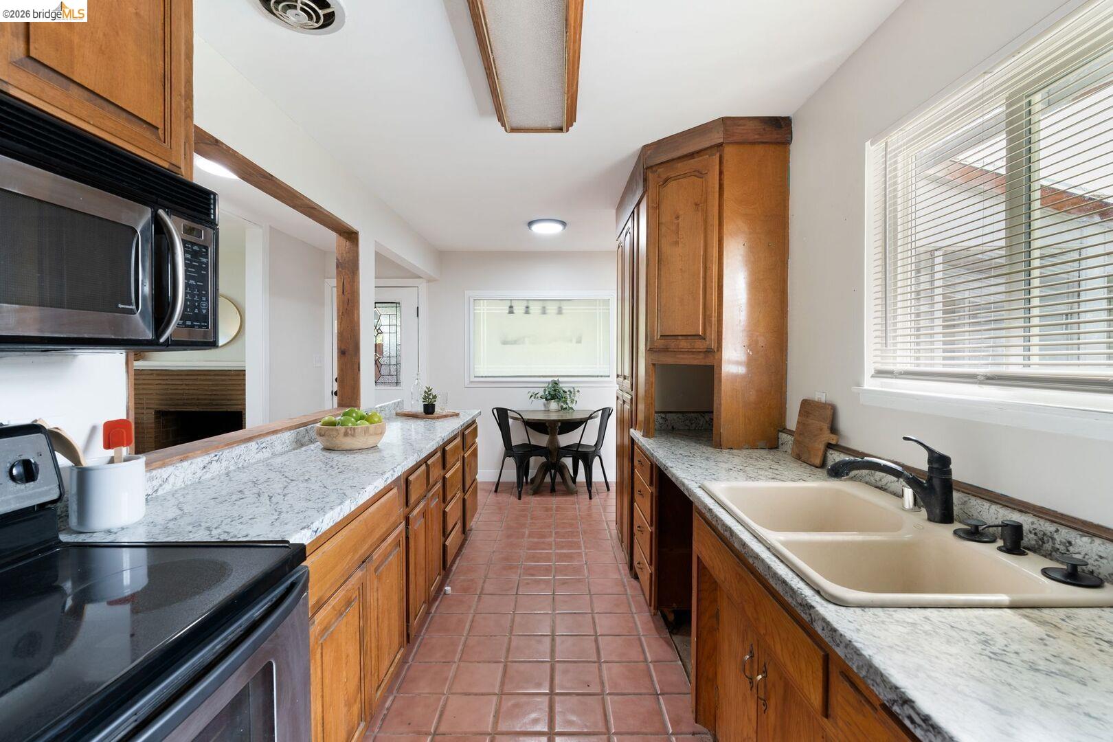 Detail Gallery Image 7 of 21 For 5416 North Ave, Carmichael,  CA 95608 - 5 Beds | 2 Baths