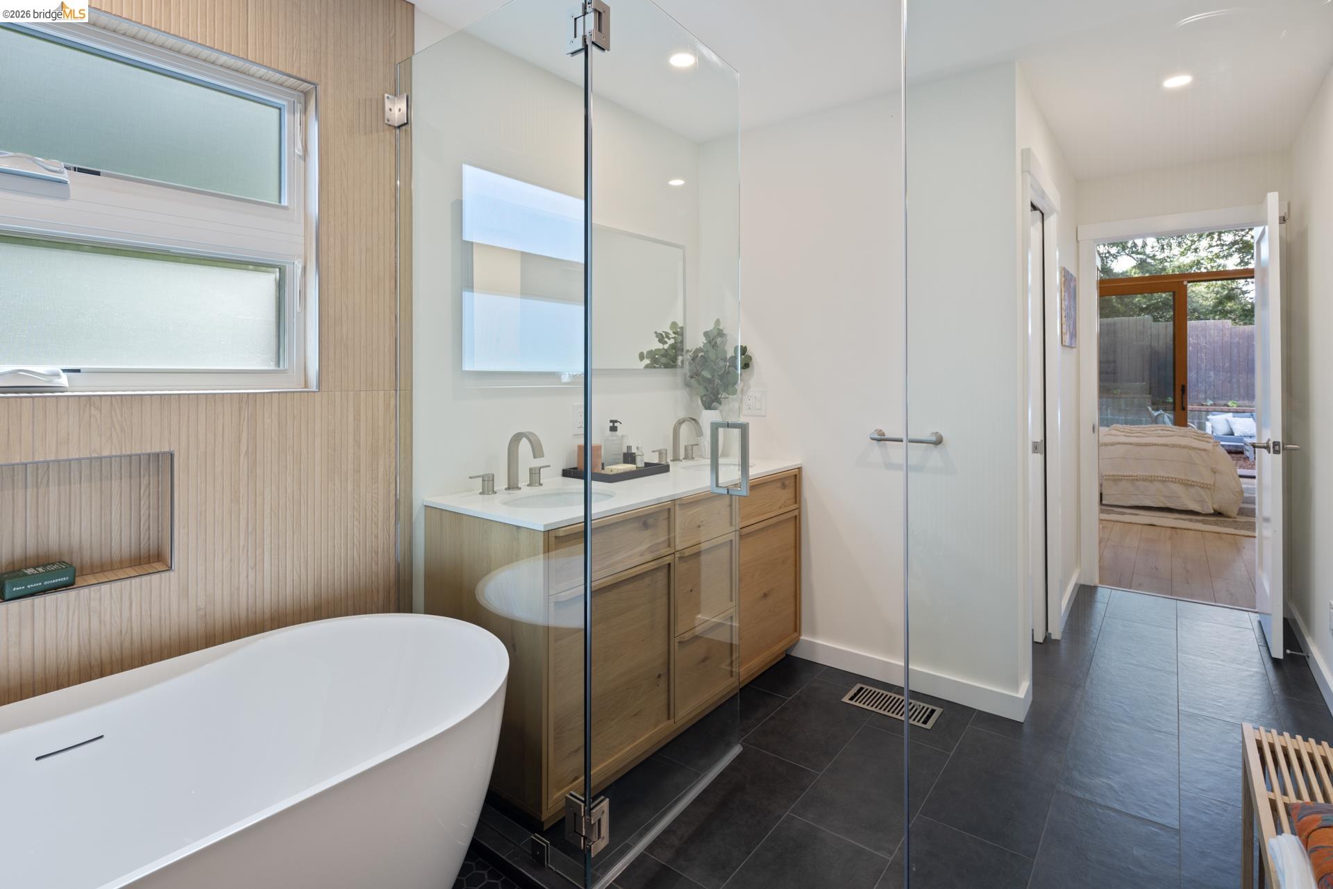 Detail Gallery Image 22 of 57 For 6808 Del Monte Ave, Richmond,  CA 94805 - 4 Beds | 2 Baths