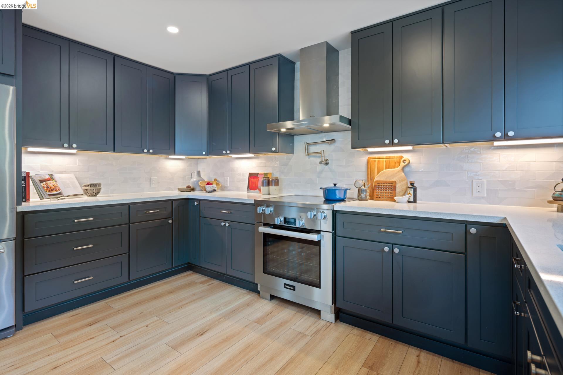 Detail Gallery Image 8 of 57 For 6808 Del Monte Ave, Richmond,  CA 94805 - 4 Beds | 2 Baths