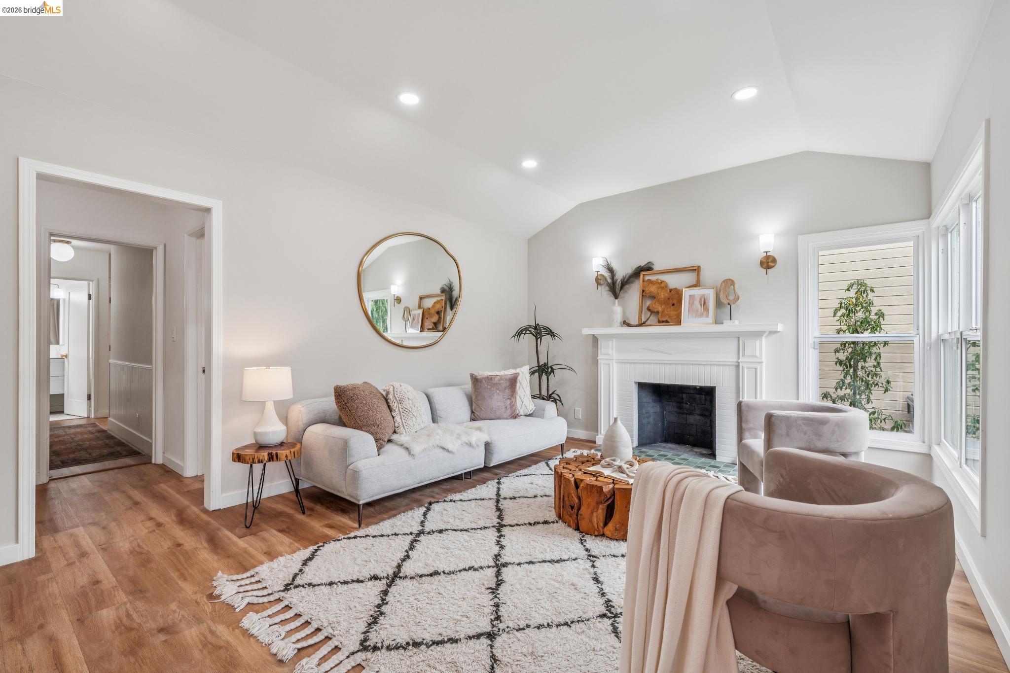 Detail Gallery Image 2 of 32 For 3056 Roxbury Avenue, Oakland,  CA 94605 - 4 Beds | 2/1 Baths