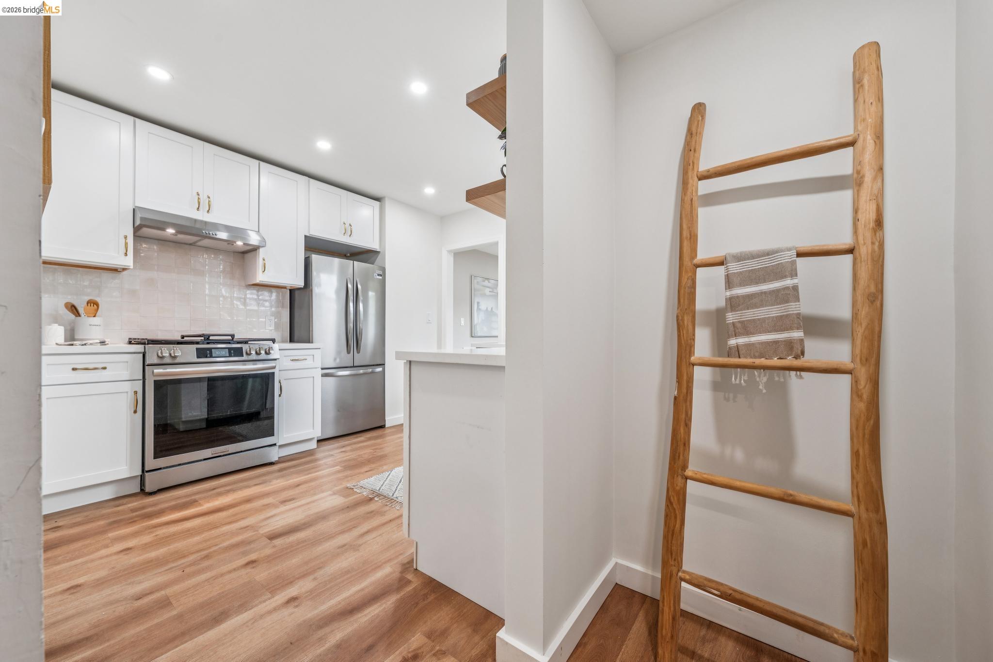 Detail Gallery Image 12 of 32 For 3056 Roxbury Avenue, Oakland,  CA 94605 - 4 Beds | 2/1 Baths