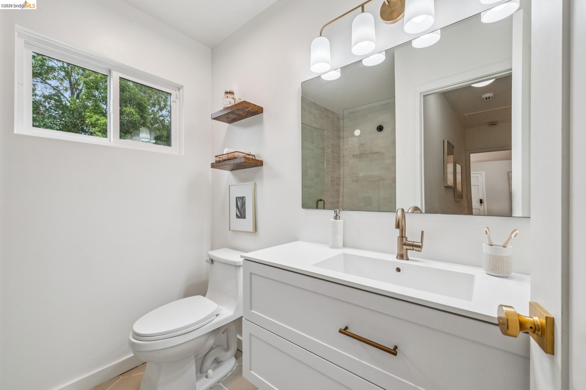 Detail Gallery Image 17 of 32 For 3056 Roxbury Avenue, Oakland,  CA 94605 - 4 Beds | 2/1 Baths