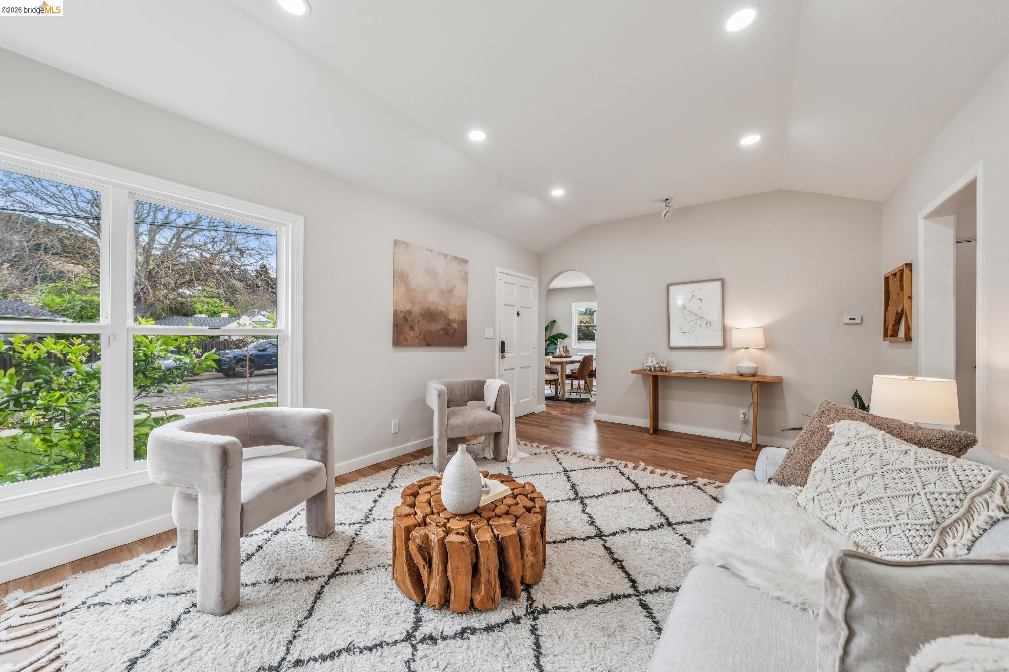 Detail Gallery Image 4 of 32 For 3056 Roxbury Avenue, Oakland,  CA 94605 - 4 Beds | 2/1 Baths