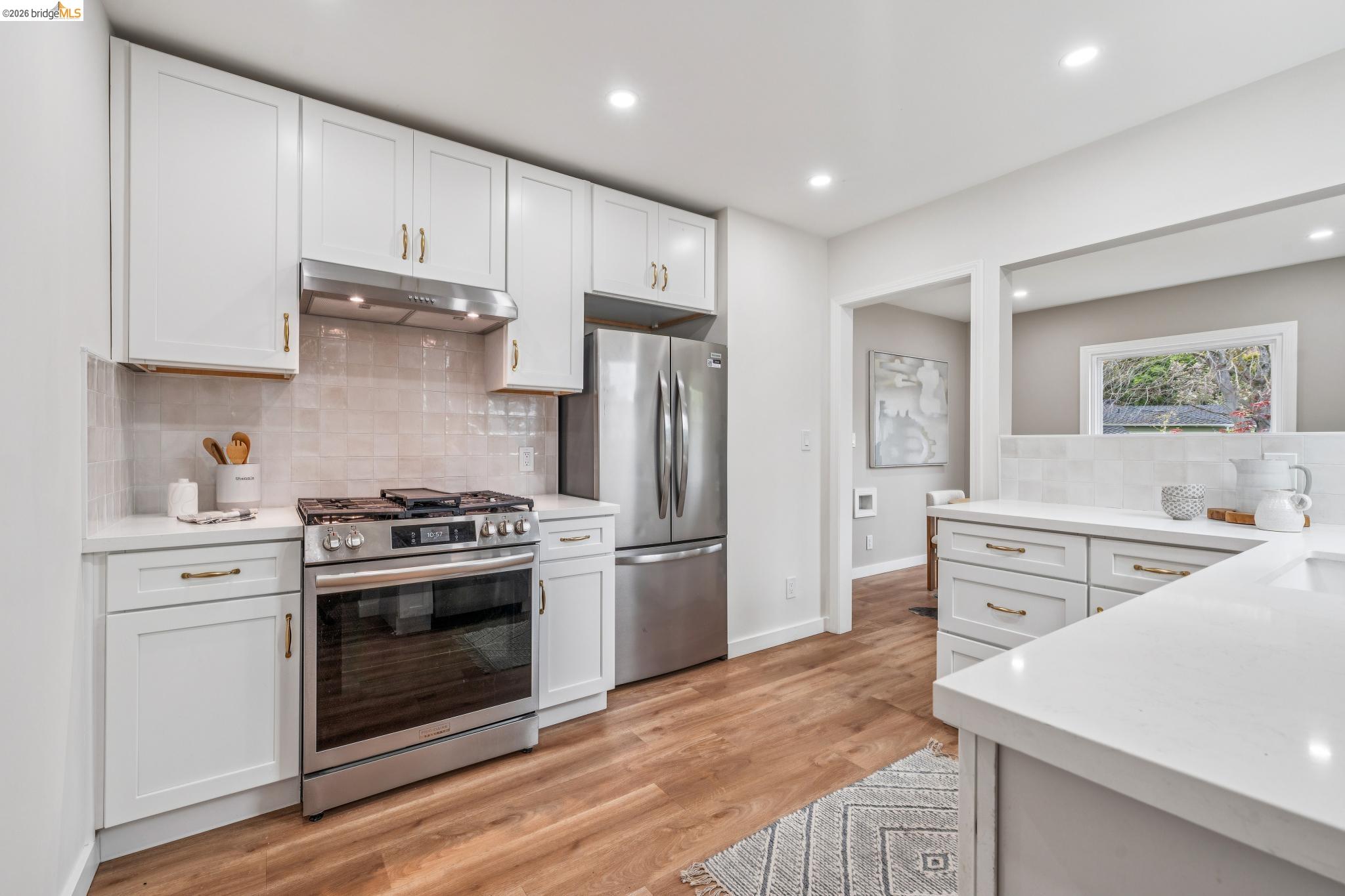 Detail Gallery Image 10 of 32 For 3056 Roxbury Avenue, Oakland,  CA 94605 - 4 Beds | 2/1 Baths