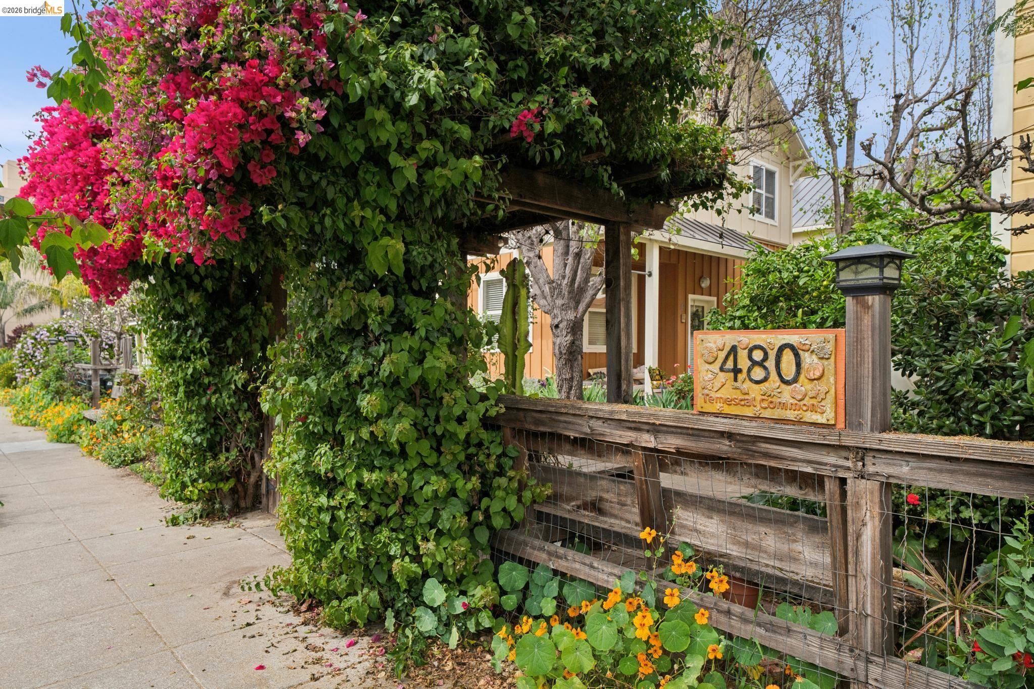 Detail Gallery Image 2 of 42 For 480 42nd St #E,  Oakland,  CA 94609 - 3 Beds | 1/1 Baths