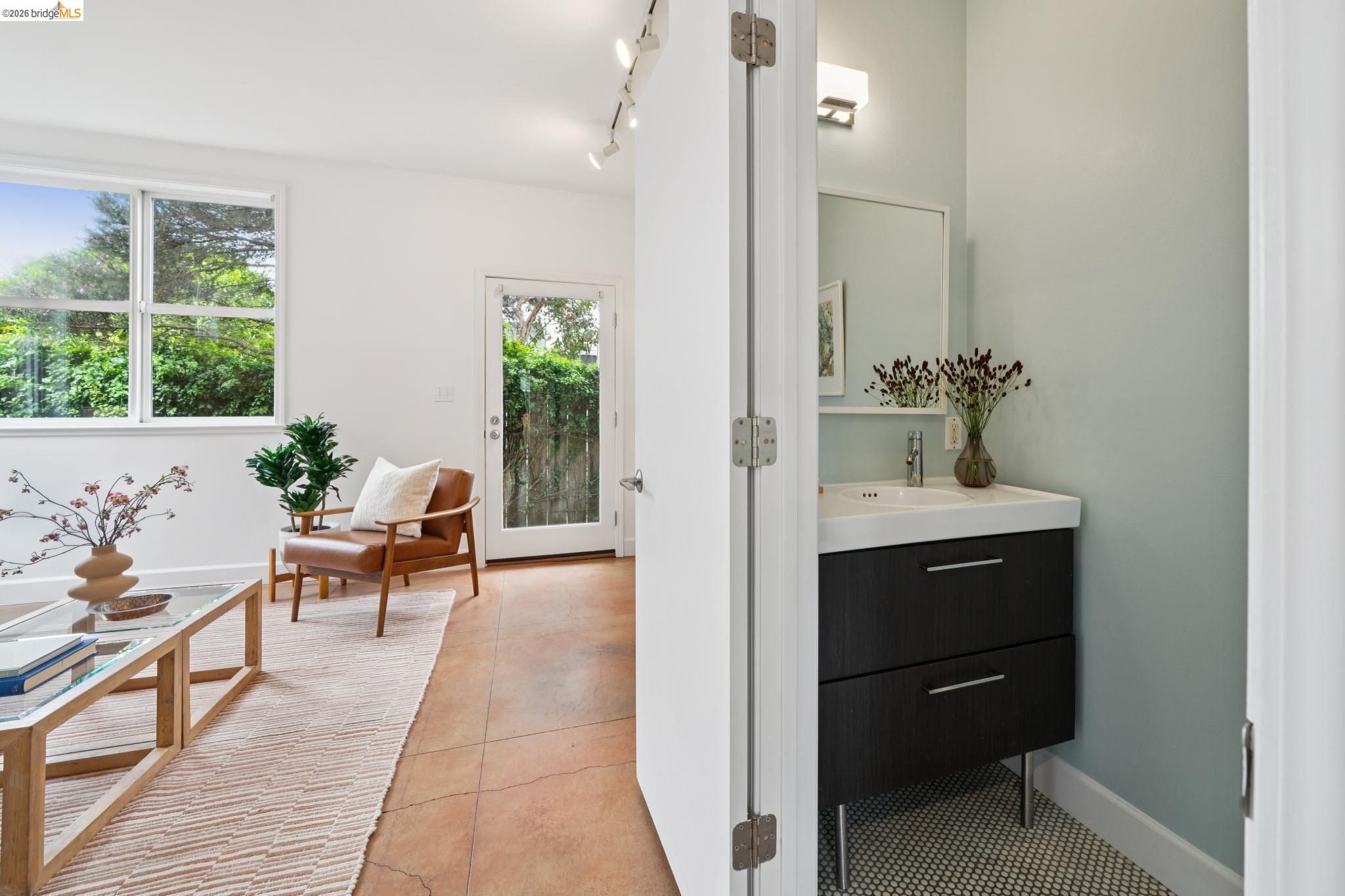 Detail Gallery Image 14 of 42 For 480 42nd St #E,  Oakland,  CA 94609 - 3 Beds | 1/1 Baths