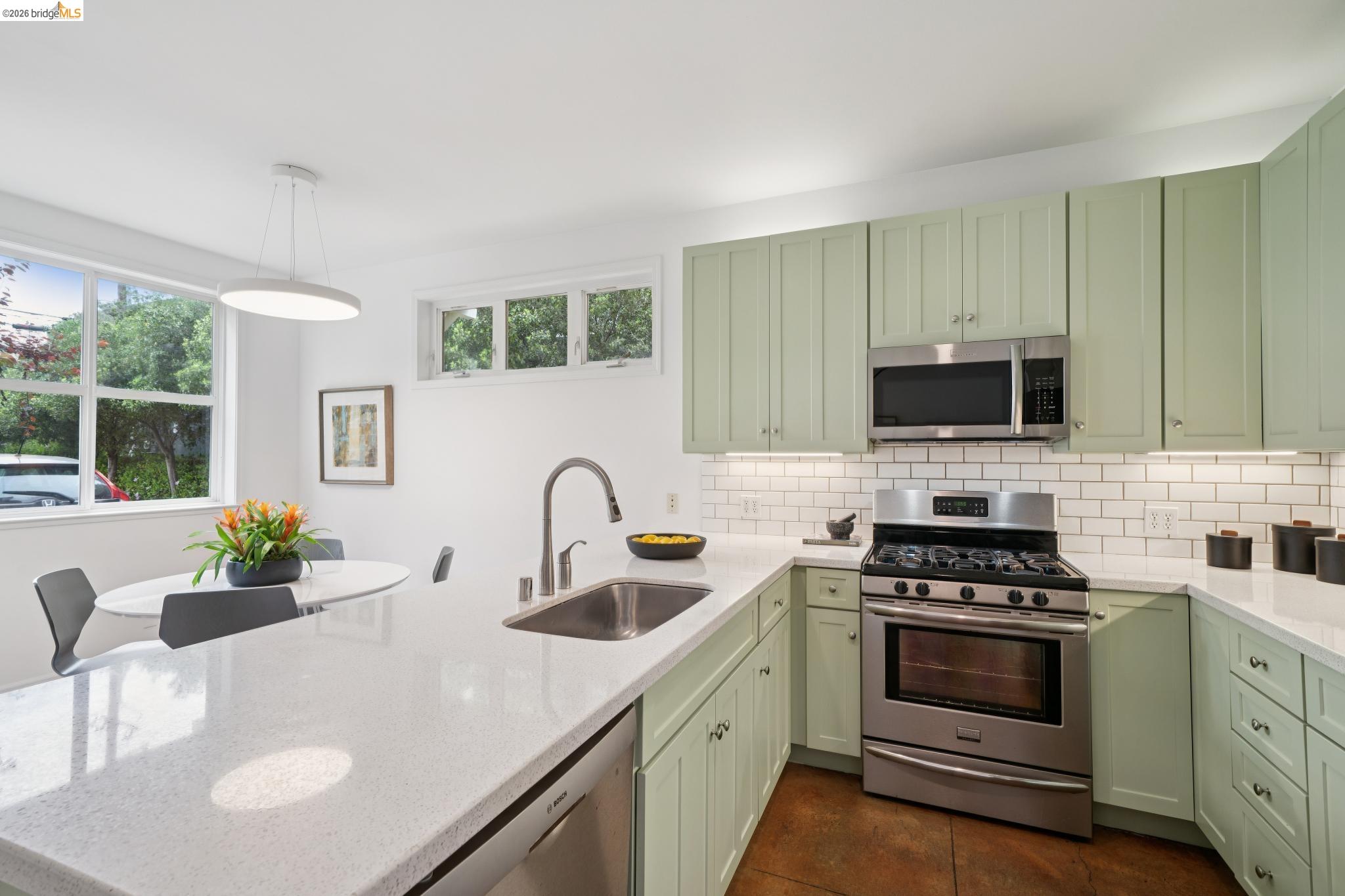 Detail Gallery Image 18 of 42 For 480 42nd St #E,  Oakland,  CA 94609 - 3 Beds | 1/1 Baths