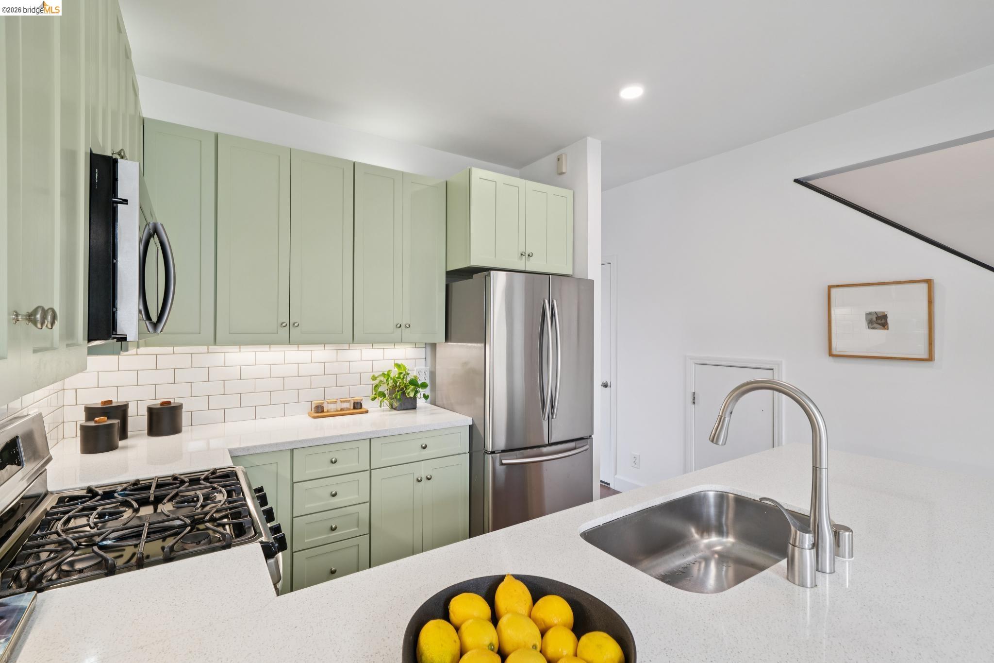 Detail Gallery Image 19 of 42 For 480 42nd St #E,  Oakland,  CA 94609 - 3 Beds | 1/1 Baths