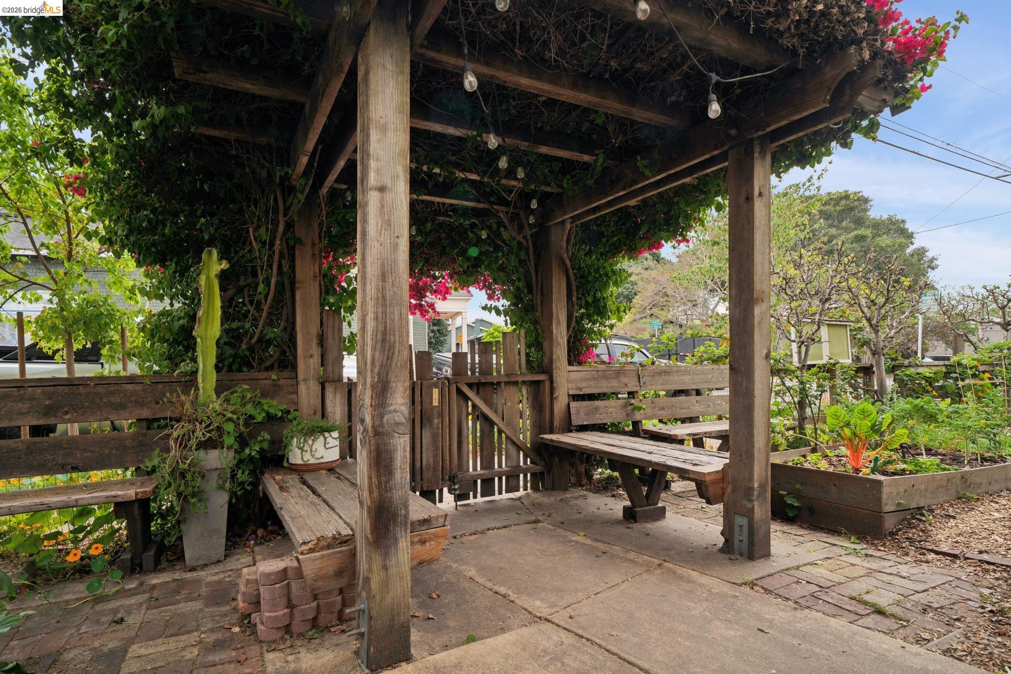 Detail Gallery Image 4 of 42 For 480 42nd St #E,  Oakland,  CA 94609 - 3 Beds | 1/1 Baths