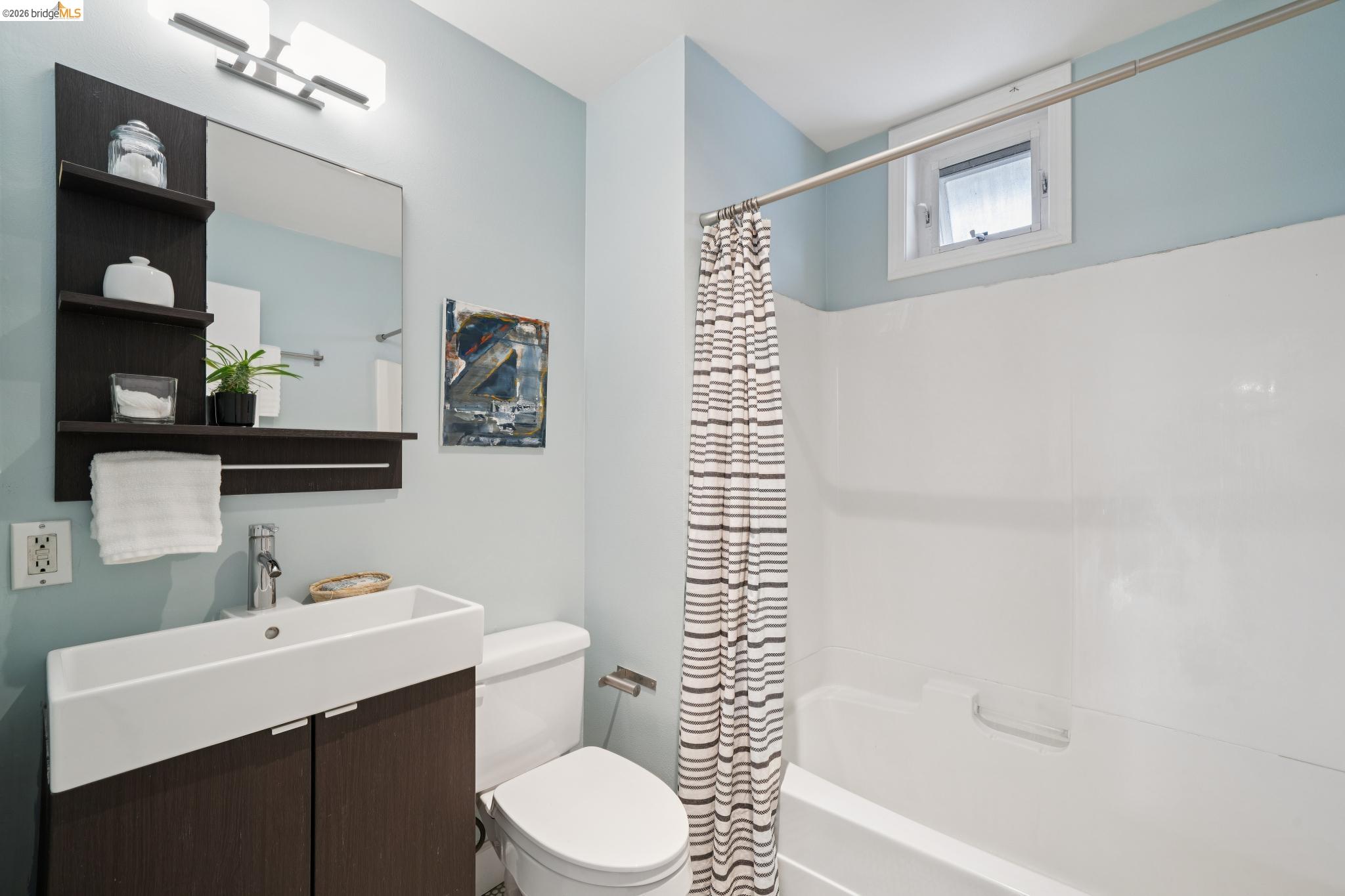 Detail Gallery Image 32 of 42 For 480 42nd St #E,  Oakland,  CA 94609 - 3 Beds | 1/1 Baths