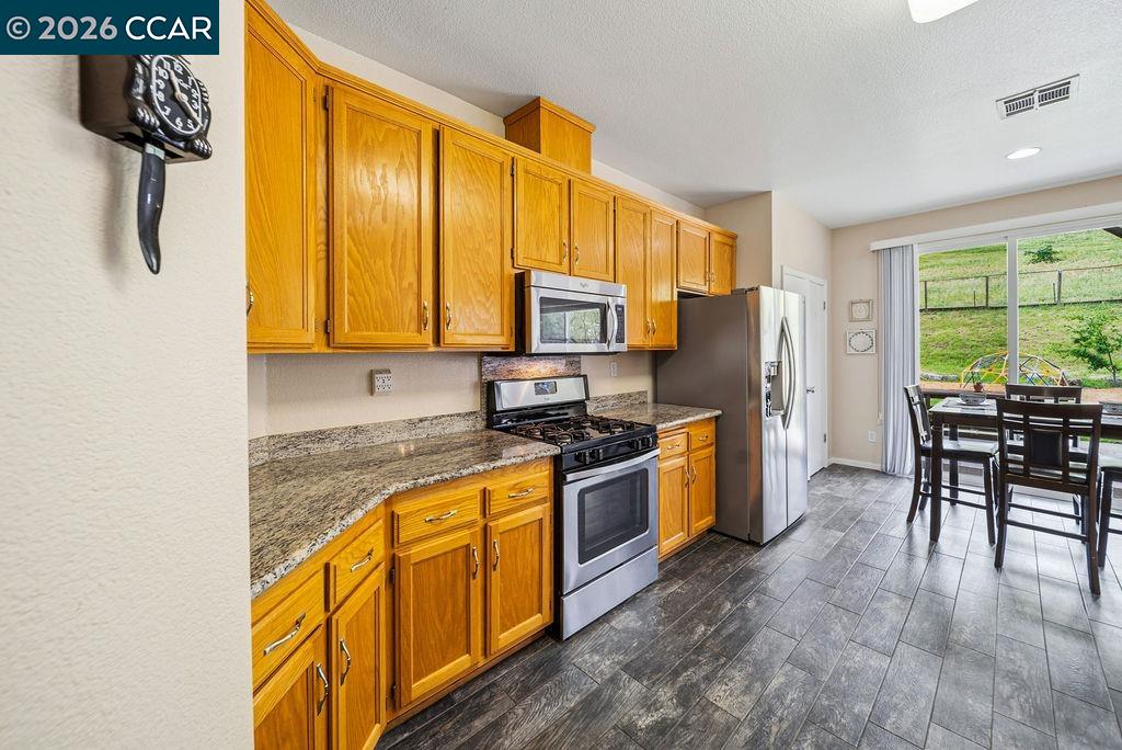 Detail Gallery Image 15 of 52 For 1065 Dawnview Ct, Pittsburg,  CA 94565 - 6 Beds | 2/1 Baths