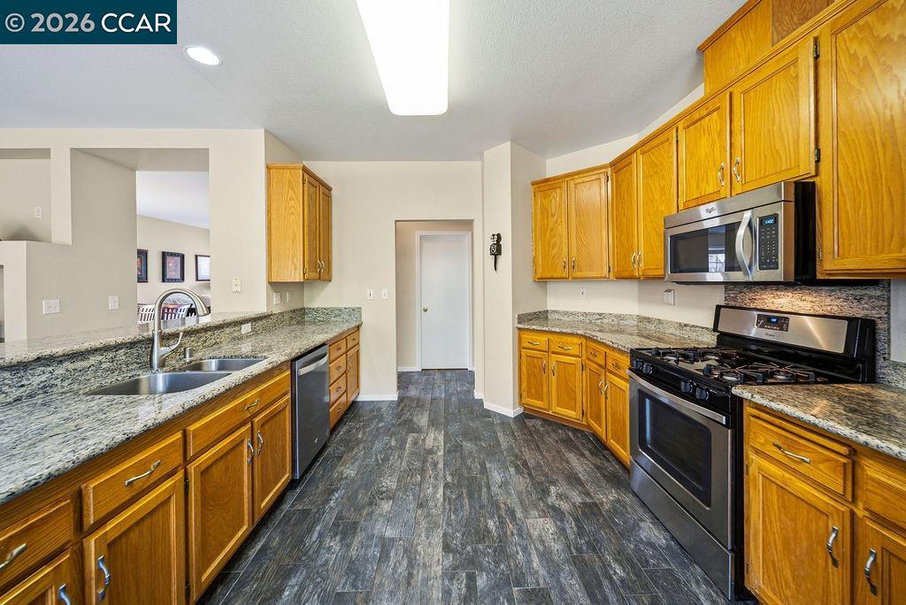 Detail Gallery Image 16 of 52 For 1065 Dawnview Ct, Pittsburg,  CA 94565 - 6 Beds | 2/1 Baths