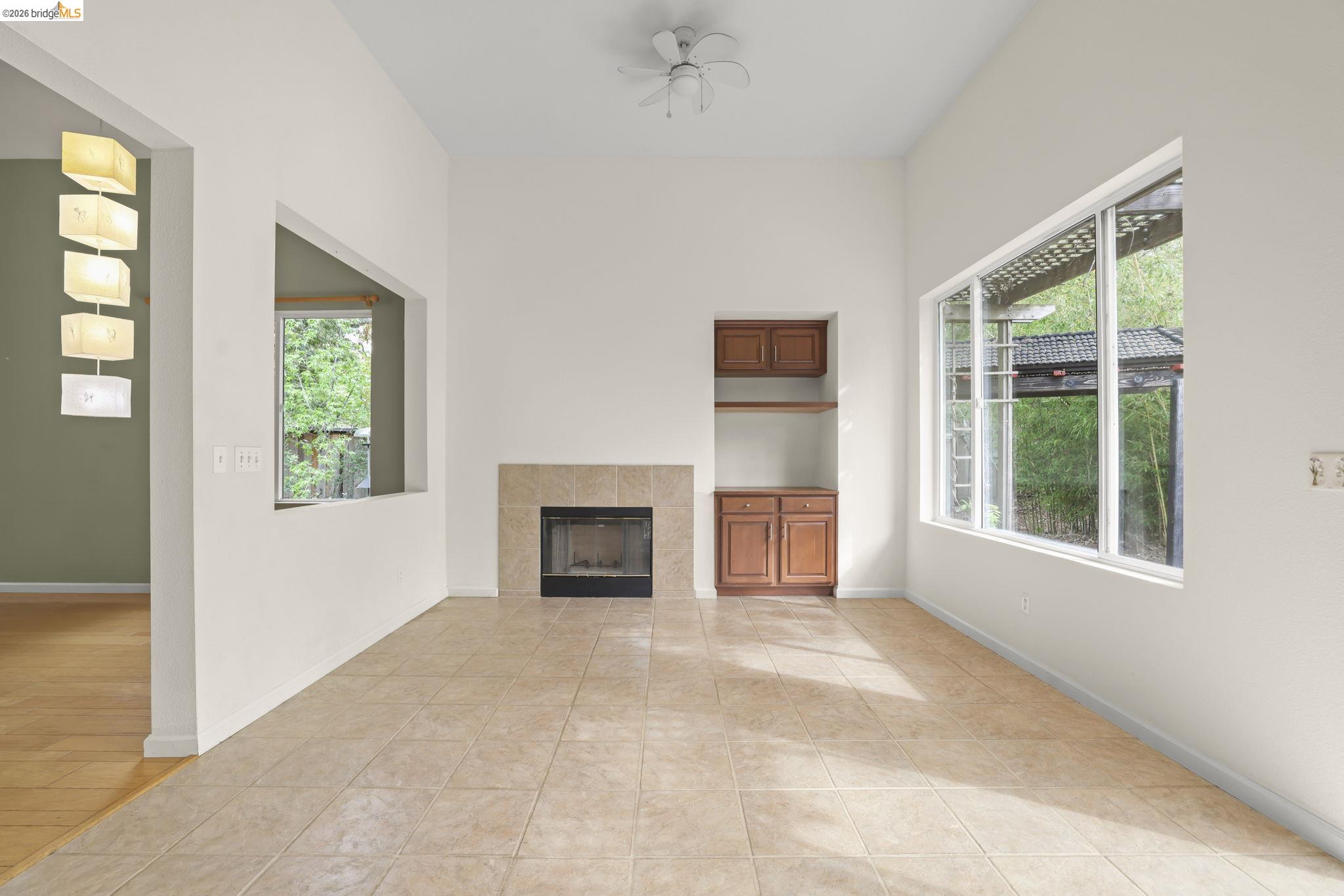 Detail Gallery Image 12 of 38 For 1129 Brittany Hills Ct, Martinez,  CA 94553 - 4 Beds | 3 Baths