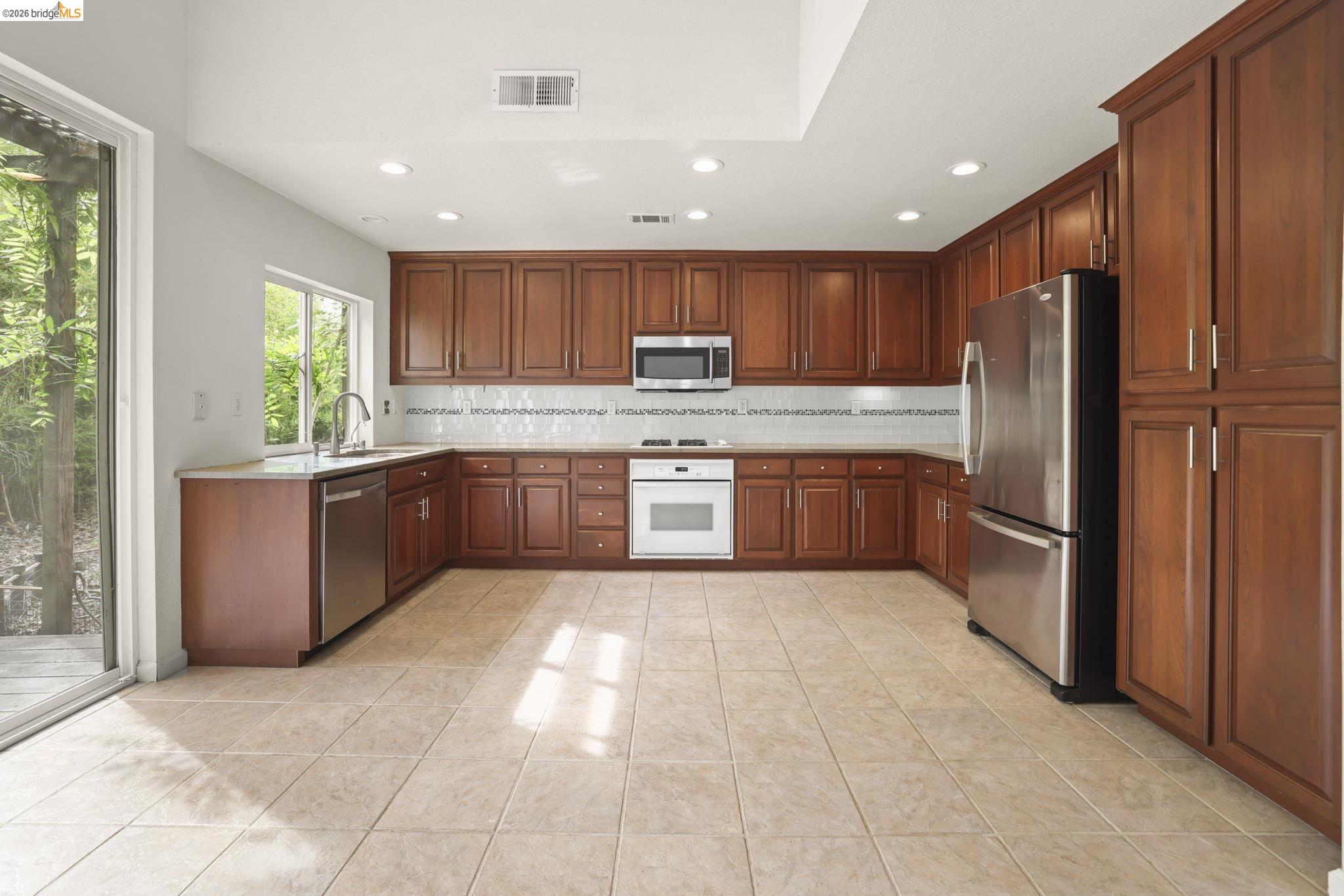 Detail Gallery Image 13 of 38 For 1129 Brittany Hills Ct, Martinez,  CA 94553 - 4 Beds | 3 Baths