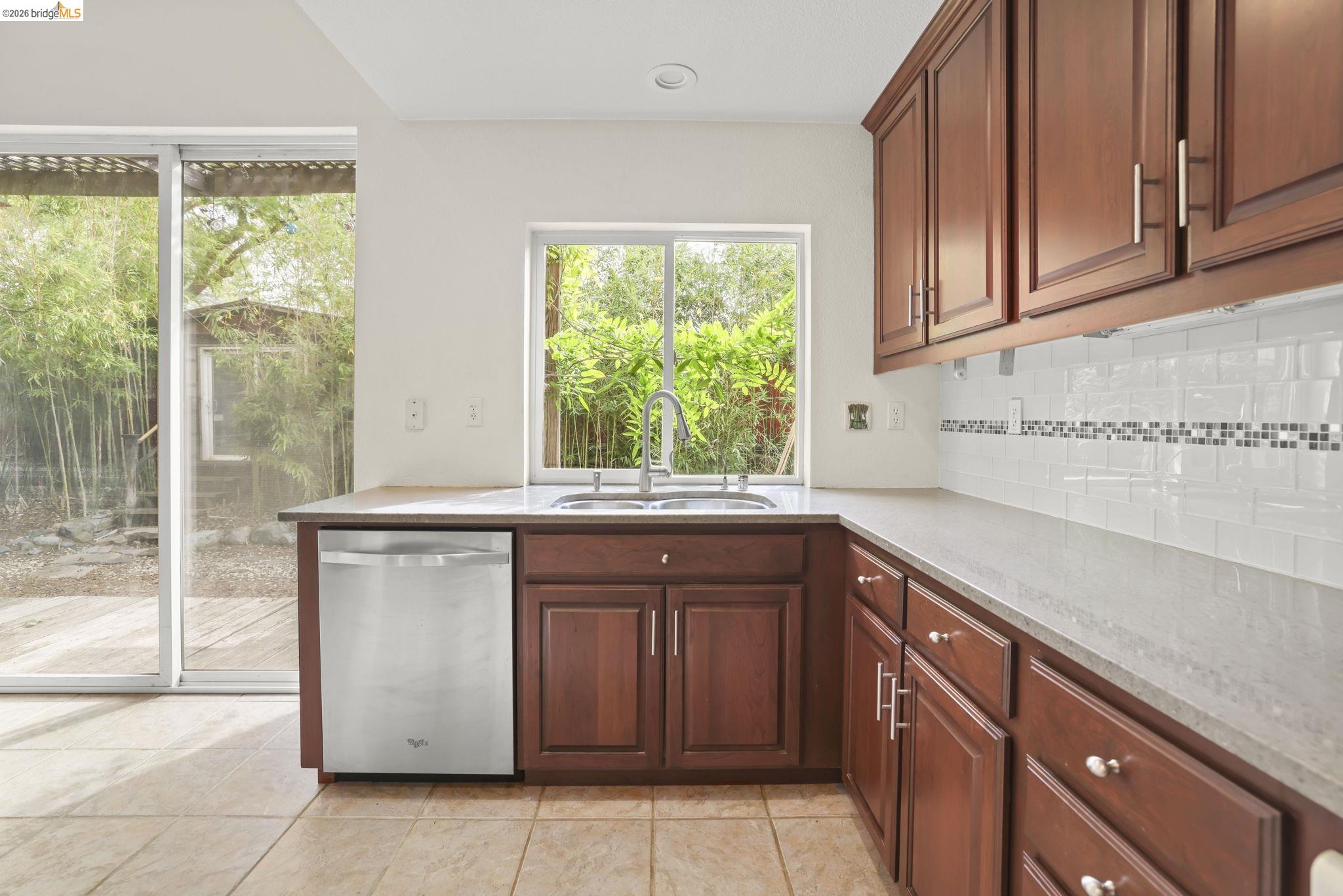 Detail Gallery Image 14 of 38 For 1129 Brittany Hills Ct, Martinez,  CA 94553 - 4 Beds | 3 Baths