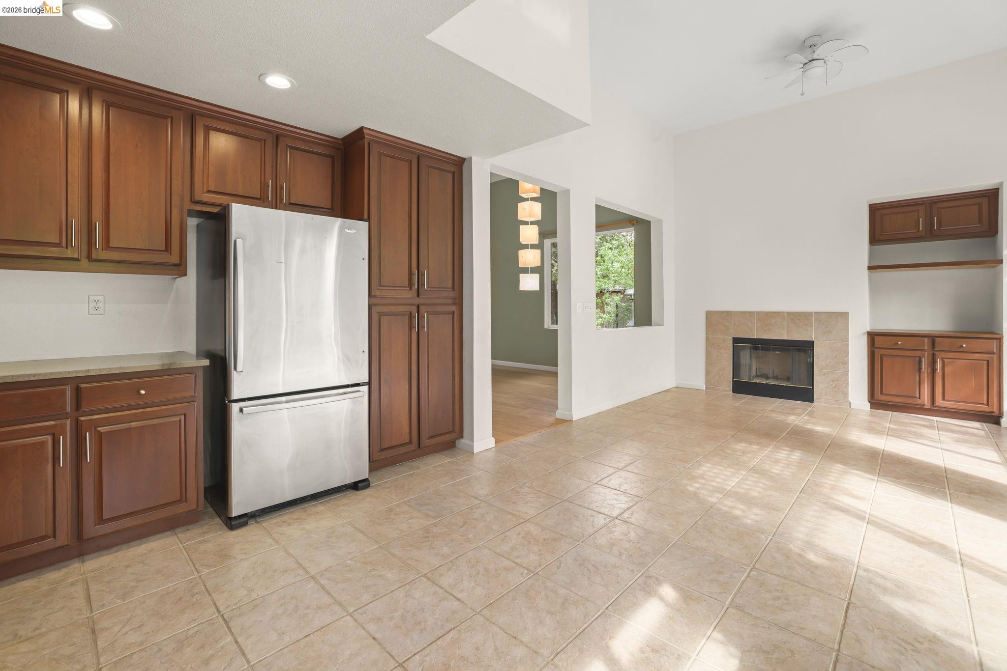 Detail Gallery Image 15 of 38 For 1129 Brittany Hills Ct, Martinez,  CA 94553 - 4 Beds | 3 Baths