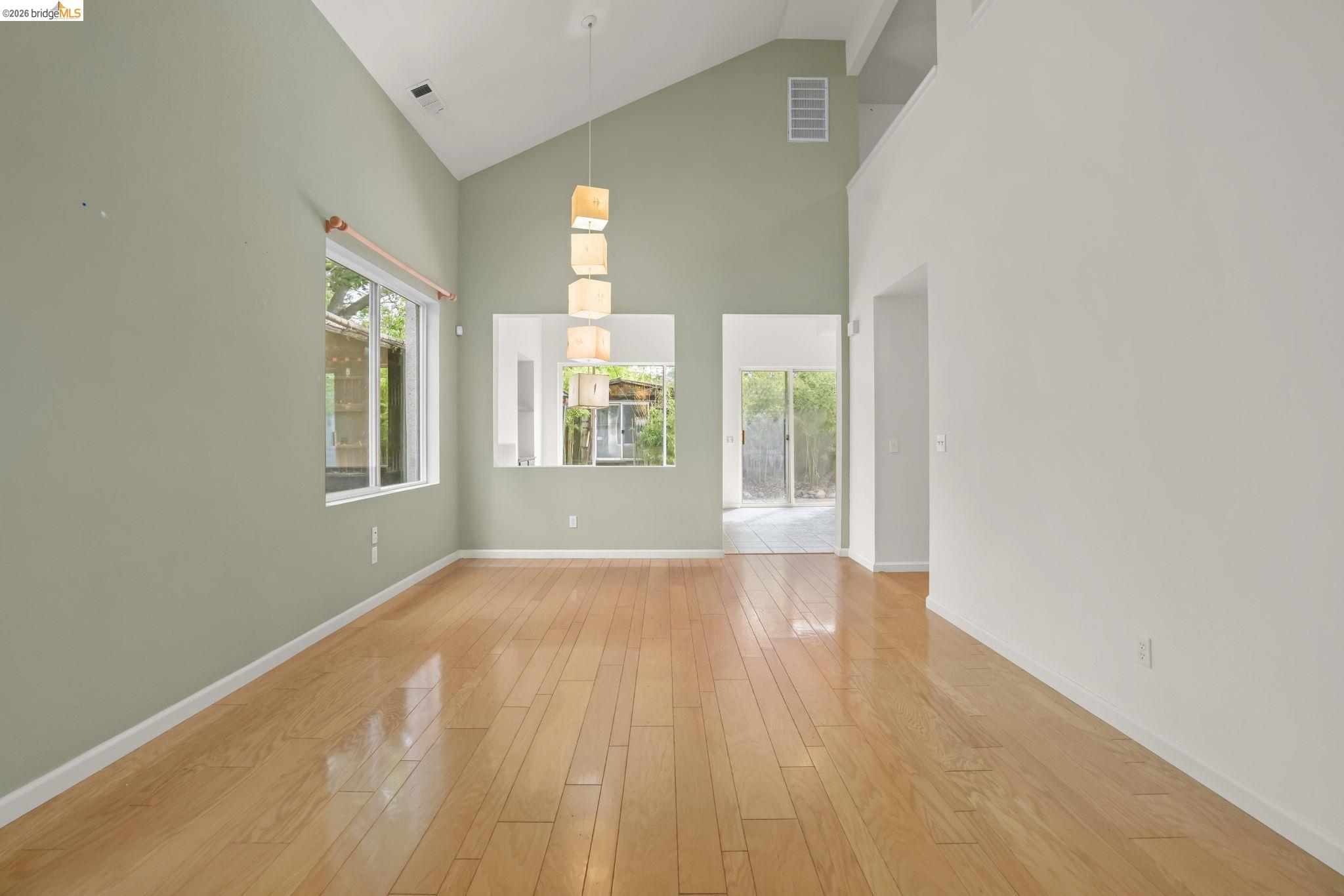 Detail Gallery Image 4 of 38 For 1129 Brittany Hills Ct, Martinez,  CA 94553 - 4 Beds | 3 Baths