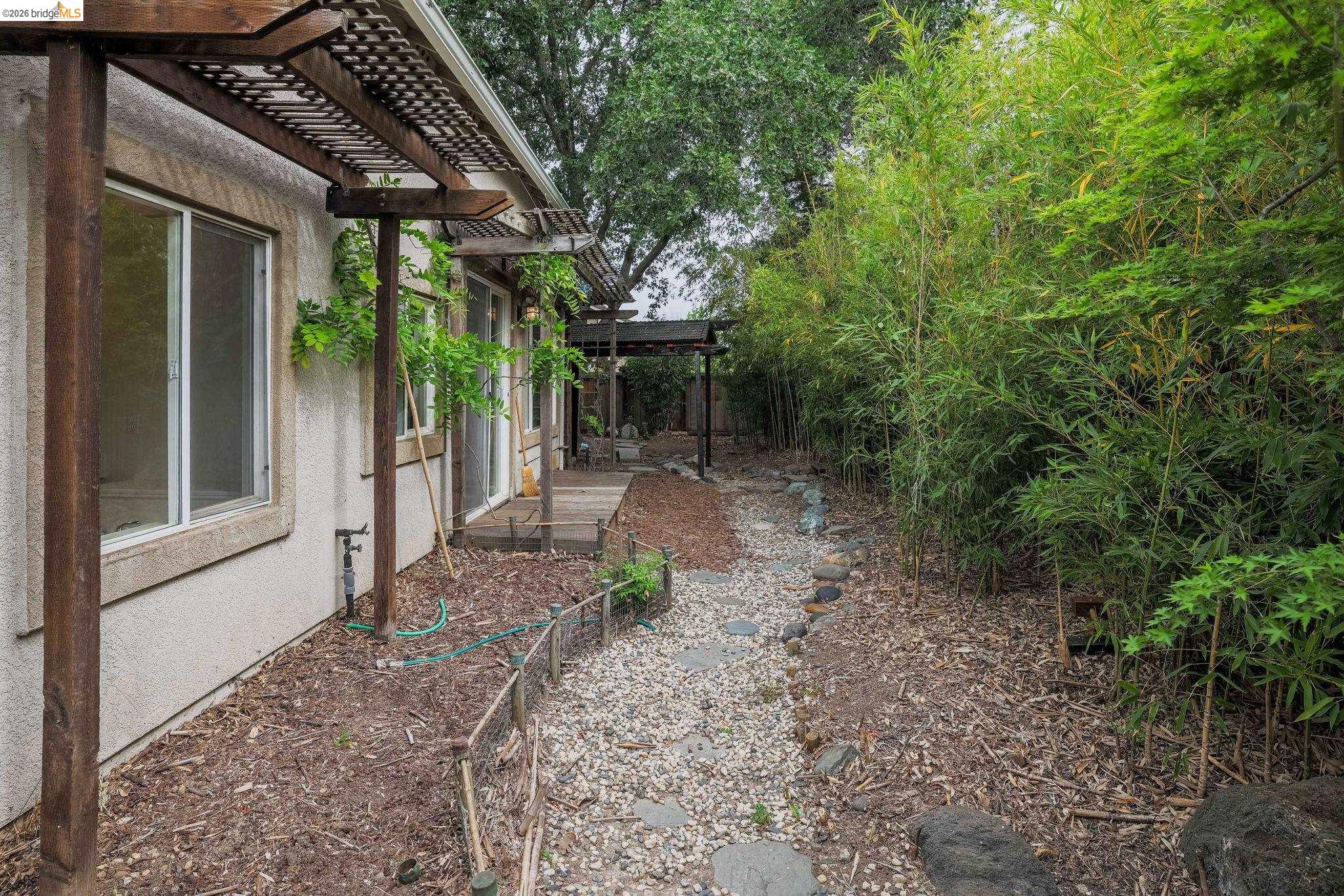 Detail Gallery Image 37 of 38 For 1129 Brittany Hills Ct, Martinez,  CA 94553 - 4 Beds | 3 Baths