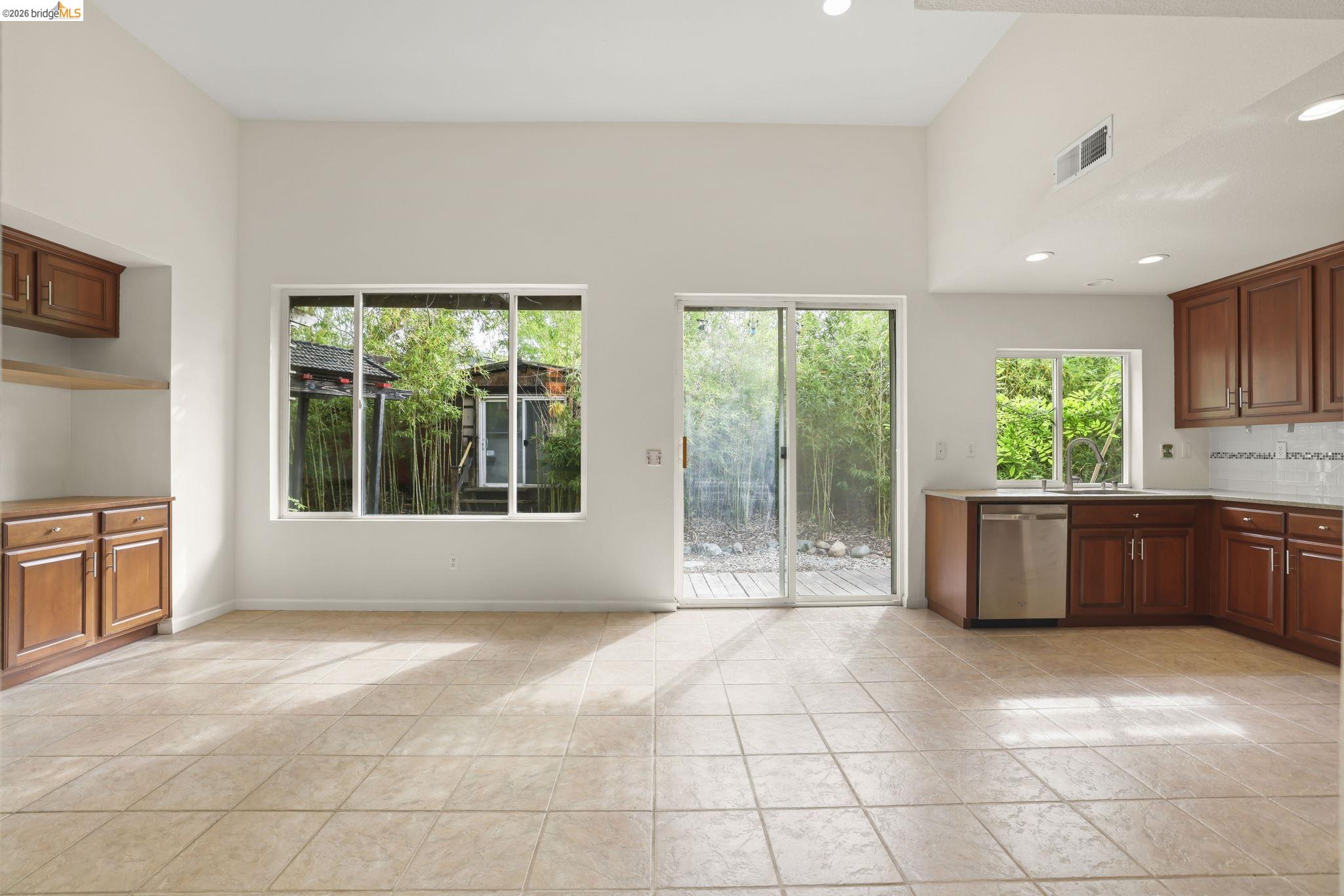 Detail Gallery Image 10 of 38 For 1129 Brittany Hills Ct, Martinez,  CA 94553 - 4 Beds | 3 Baths