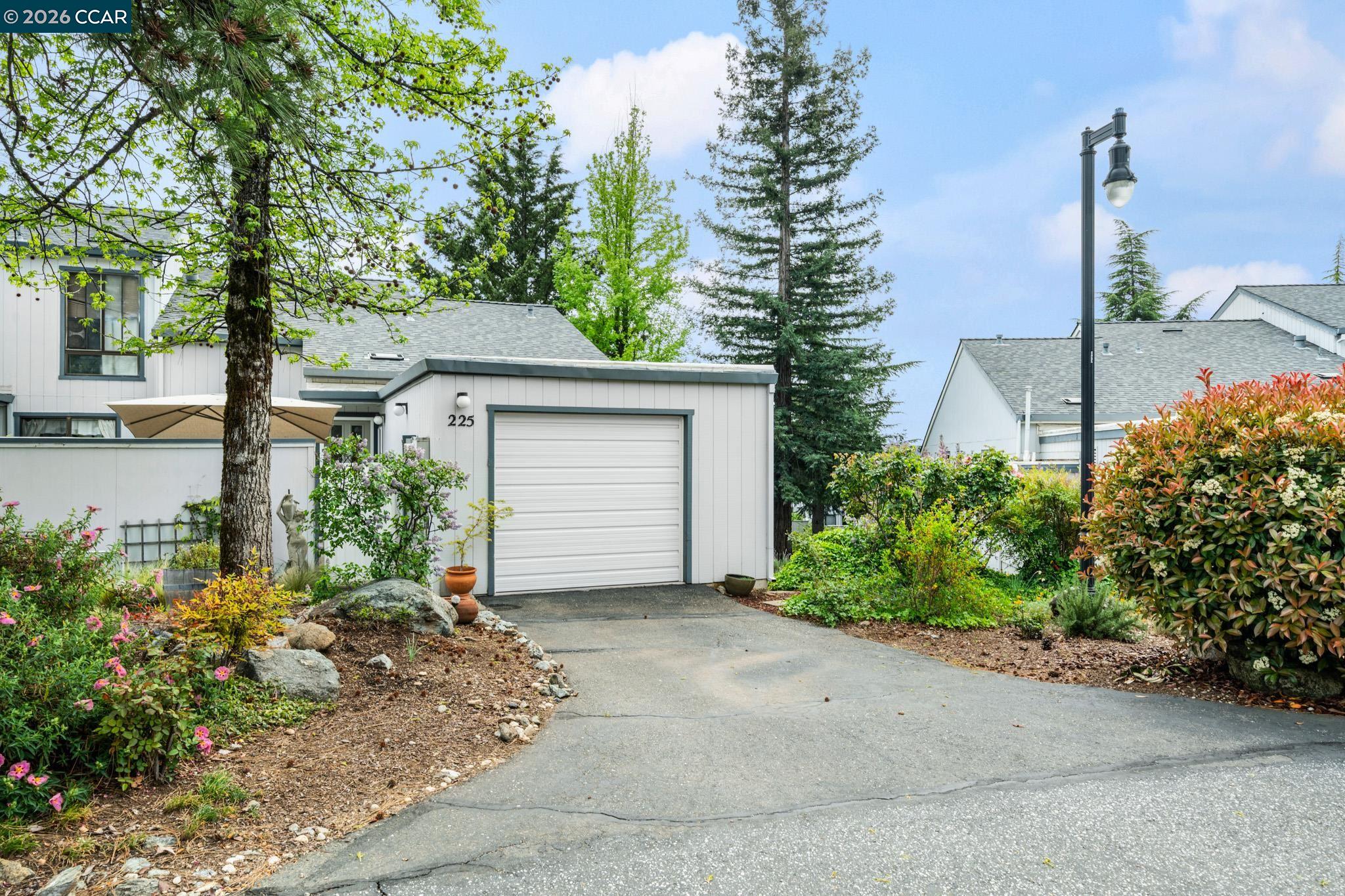 Detail Gallery Image 2 of 46 For 225 Woodside Ct, Grass Valley,  CA 95945 - 2 Beds | 2 Baths