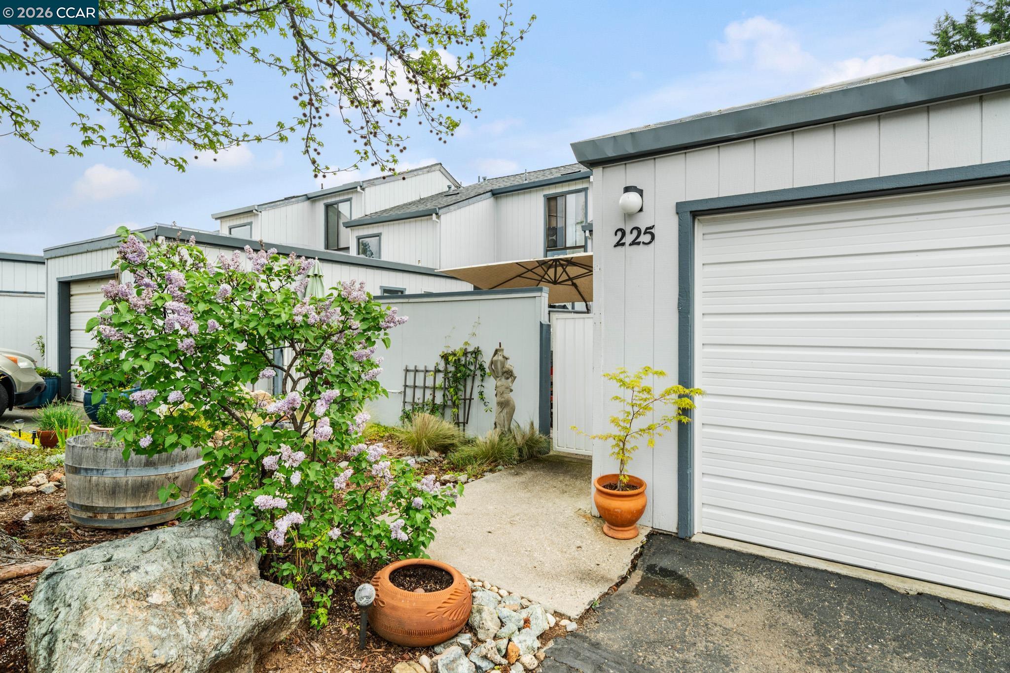 Detail Gallery Image 3 of 46 For 225 Woodside Ct, Grass Valley,  CA 95945 - 2 Beds | 2 Baths