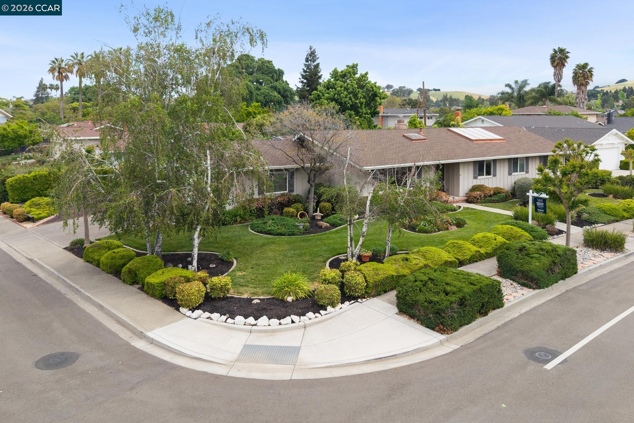 Detail Gallery Image 4 of 36 For 3245 Mckean Dr, Concord,  CA 94518 - 4 Beds | 2 Baths