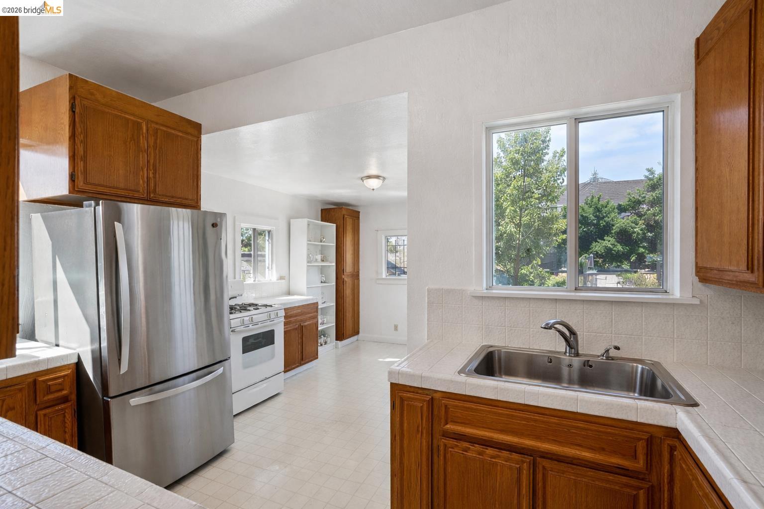 Detail Gallery Image 11 of 36 For 876-880 52nd St, Oakland,  CA 94608 - – Beds | – Baths