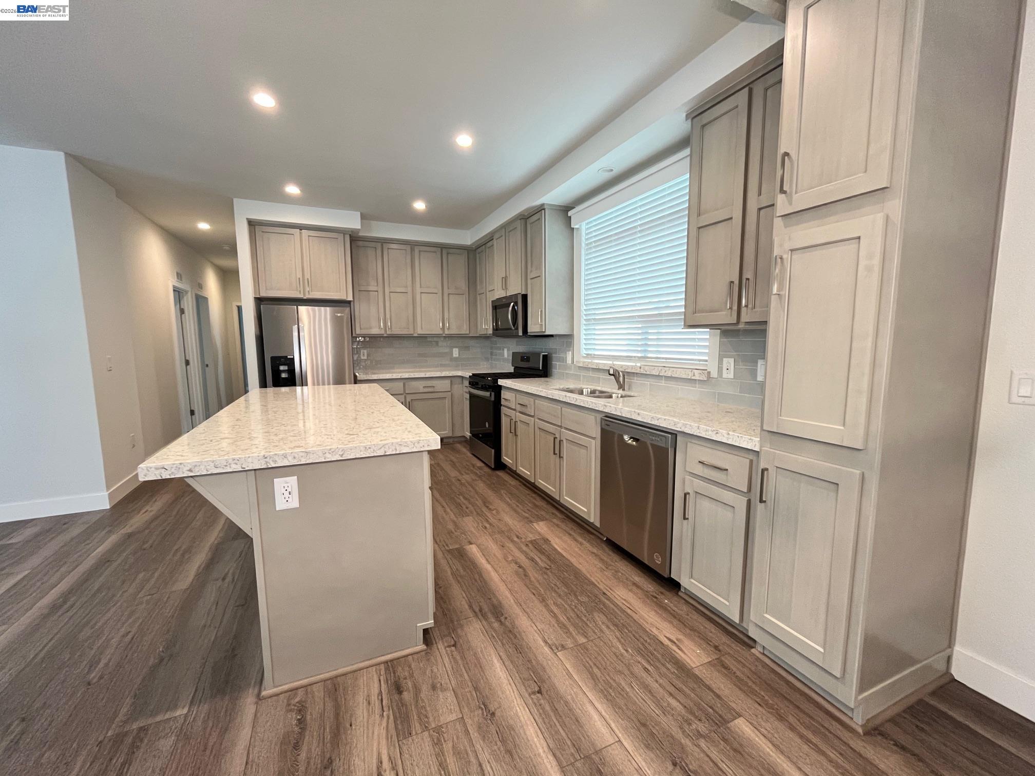 Detail Gallery Image 4 of 23 For 1422 Salamanca Ave, Hayward,  CA 94544 - 3 Beds | 2 Baths