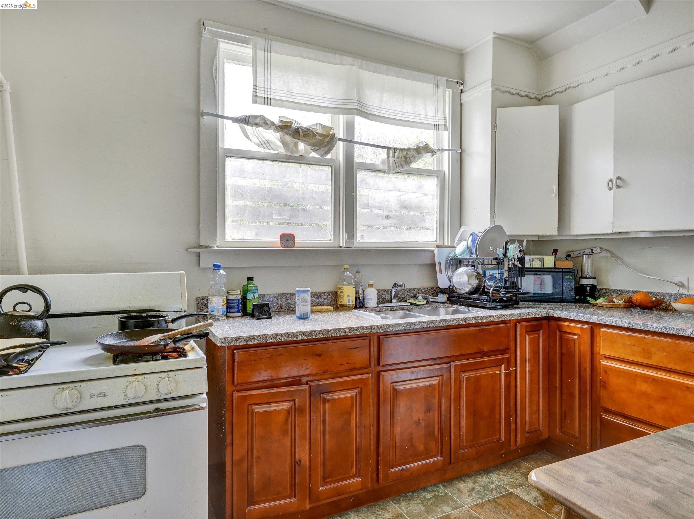 Detail Gallery Image 16 of 60 For 820 52nd St, Oakland,  CA 94608 - – Beds | – Baths