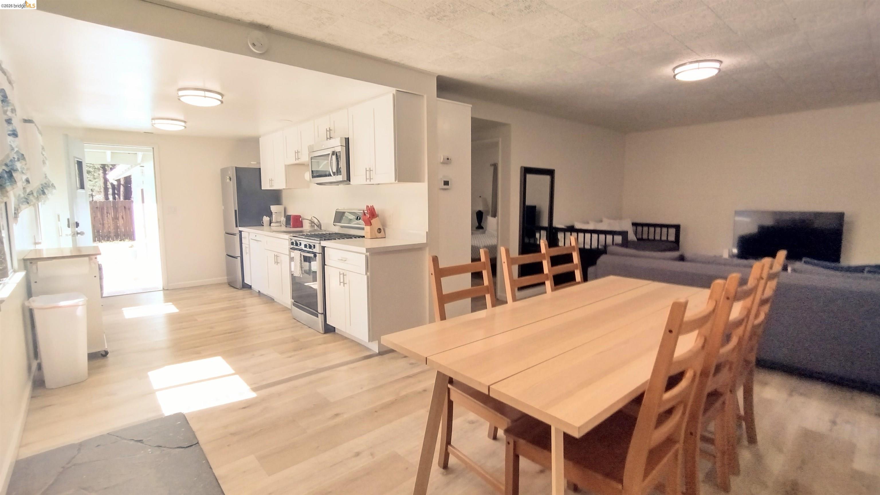 Detail Gallery Image 4 of 27 For 1098 4th St, South Lake Tahoe,  CA 96150 - 2 Beds | 2 Baths