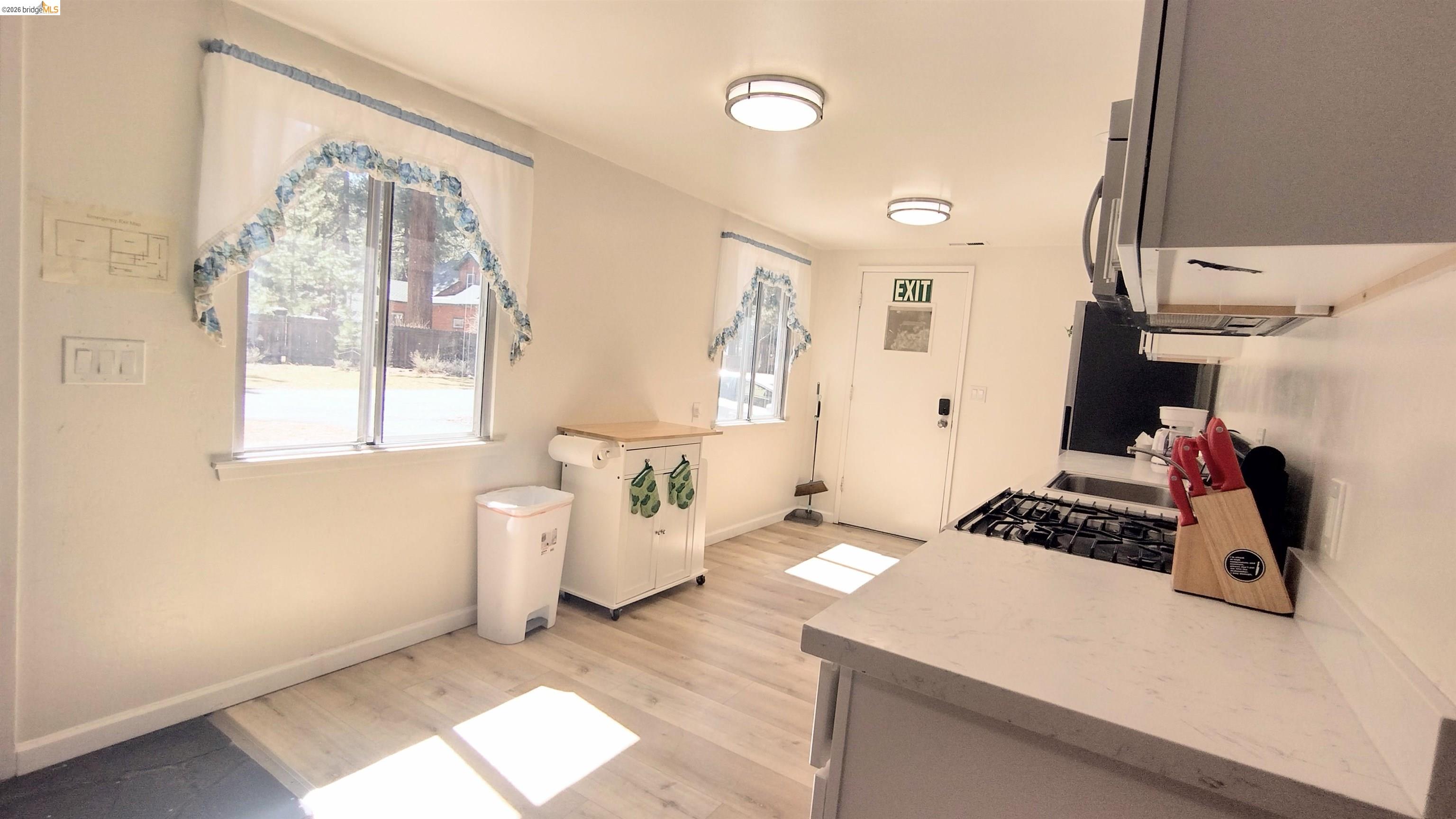 Detail Gallery Image 5 of 27 For 1098 4th St, South Lake Tahoe,  CA 96150 - 2 Beds | 2 Baths