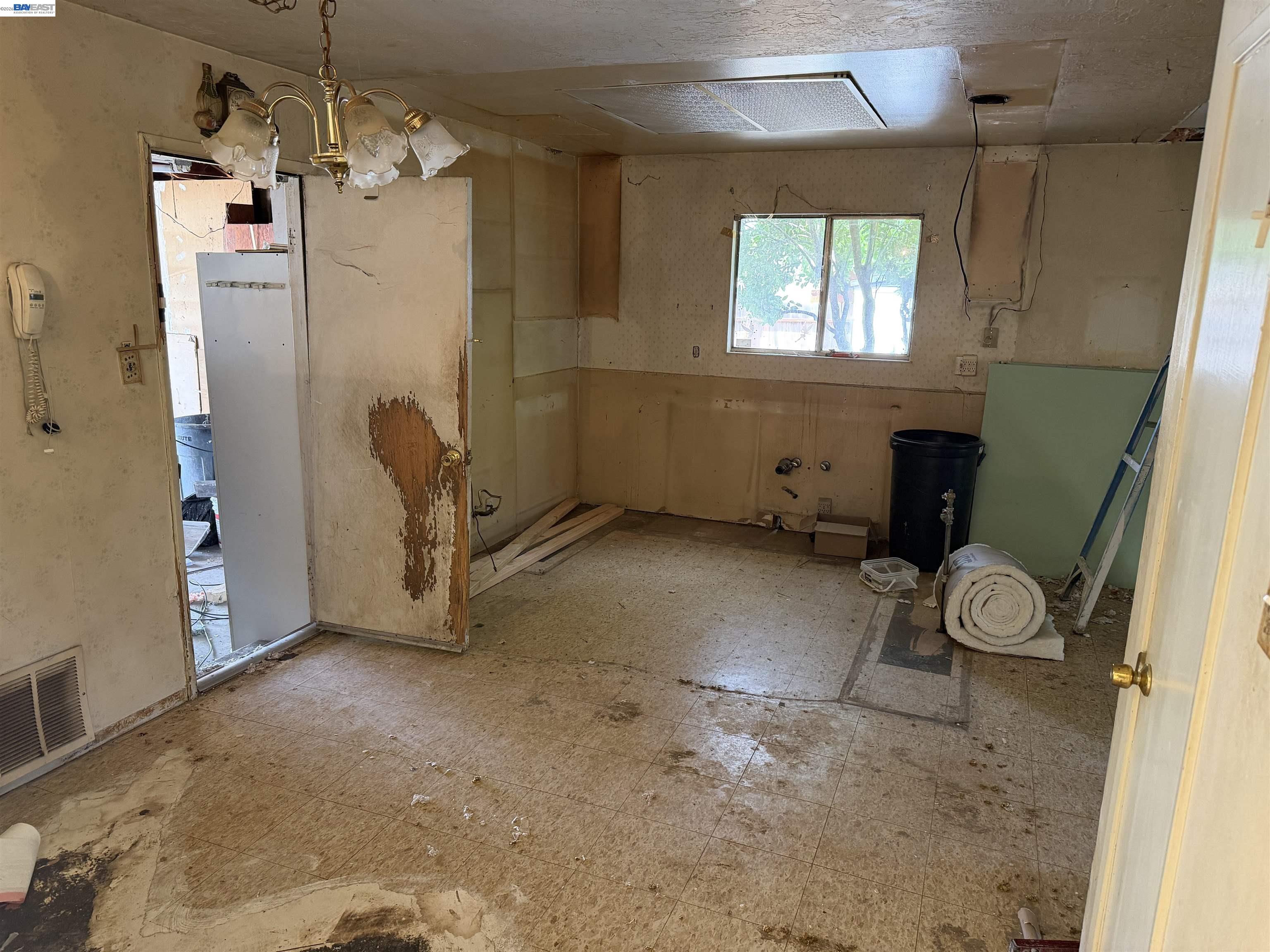 Detail Gallery Image 4 of 16 For 2729 Alamo Ct, Antioch,  CA 94509 - 3 Beds | 2 Baths