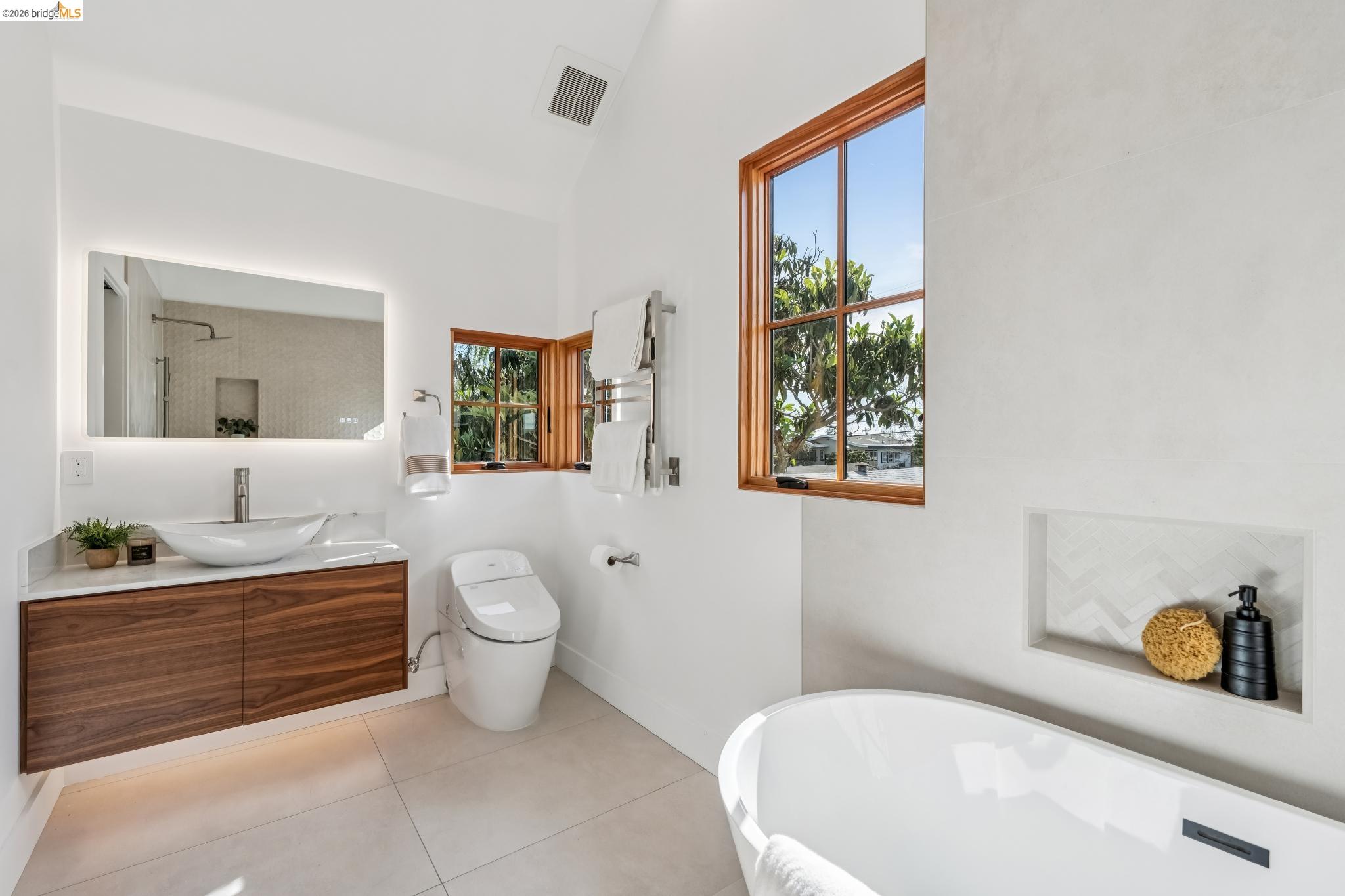 Detail Gallery Image 33 of 56 For 3023 Bateman St, Berkeley,  CA 94705 - 3 Beds | 2/1 Baths