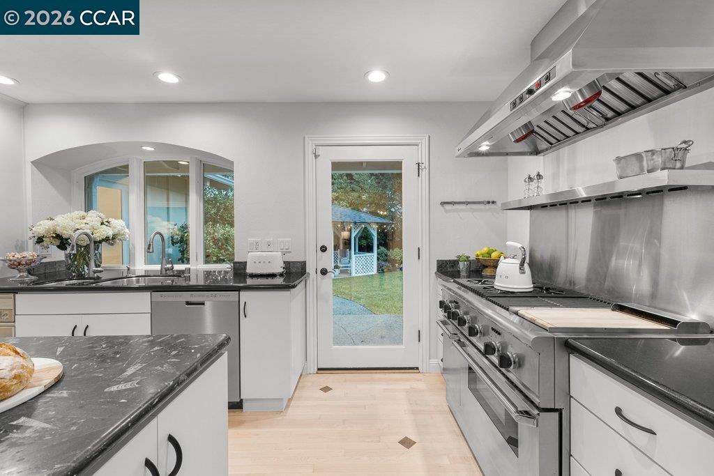 Detail Gallery Image 21 of 59 For 118 Alvern Court, Alamo,  CA 94507 - 4 Beds | 4 Baths